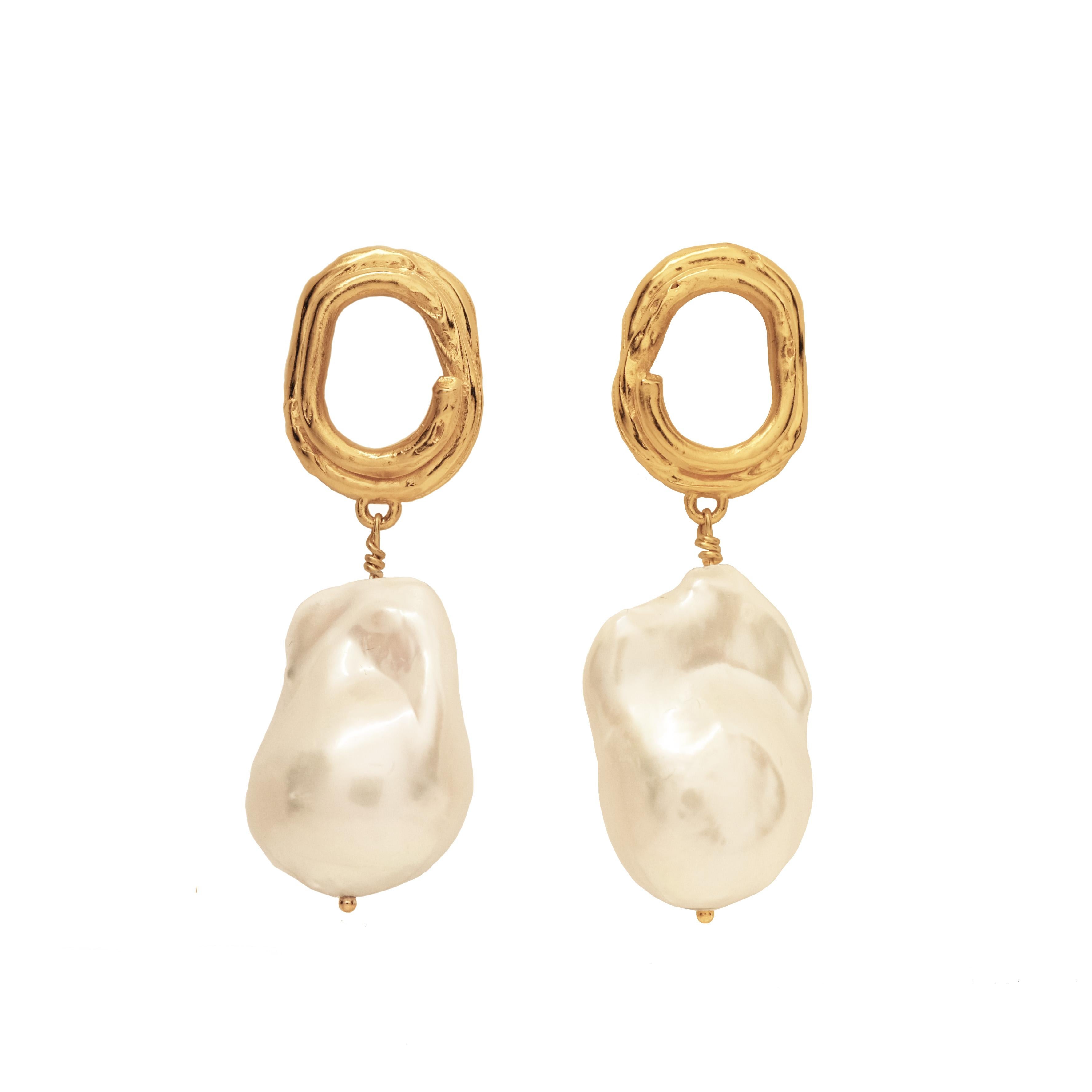 Folded Ribbon Earrings with Oversized Baroque Pearls In New Condition For Sale In Brooklyn, NY