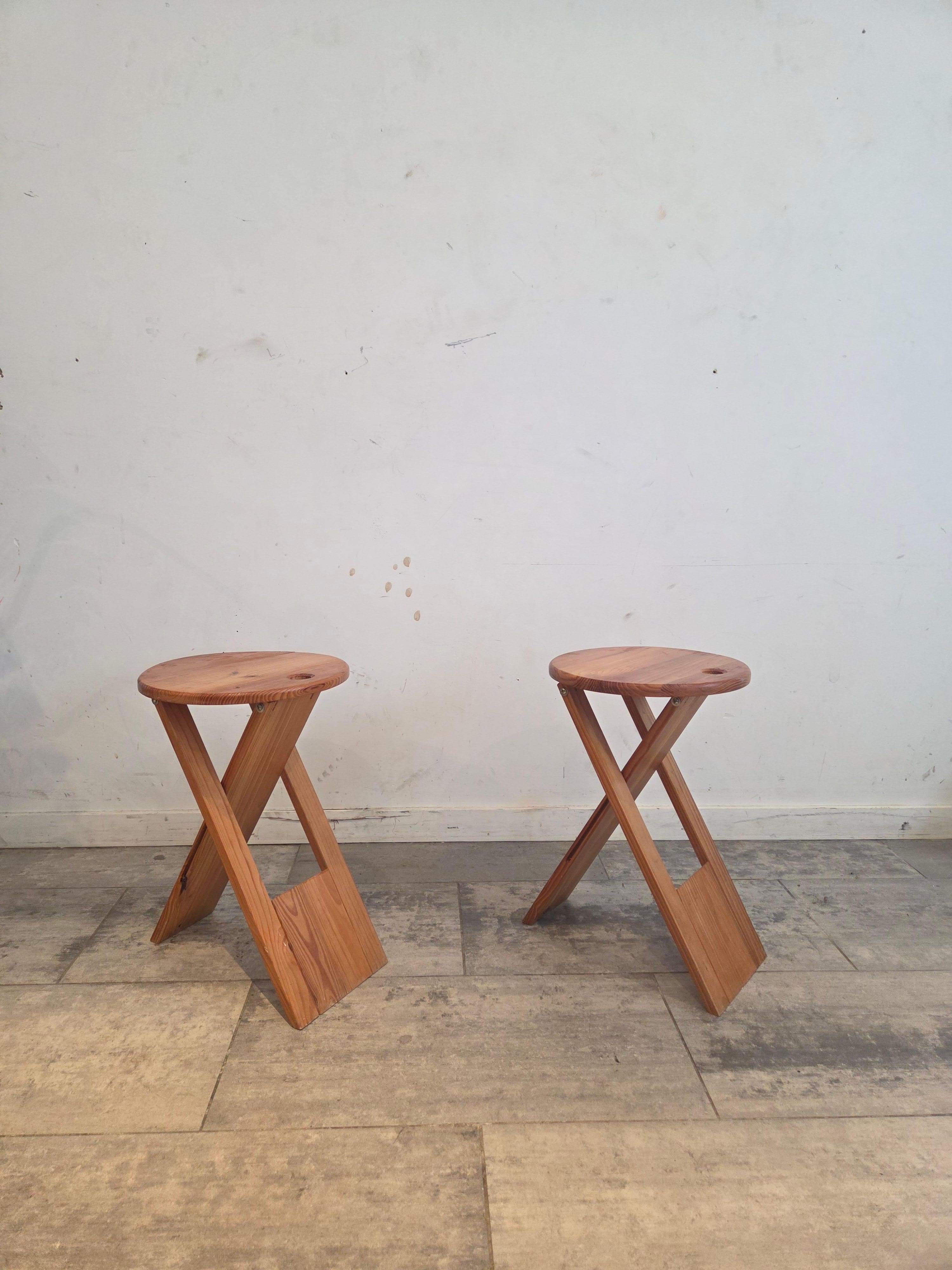 Gefaltet  Hockerset aus Holz, Farbe Braun, von Adrian Reed, Frankreich, 1970 (Moderne der Mitte des Jahrhunderts) im Angebot