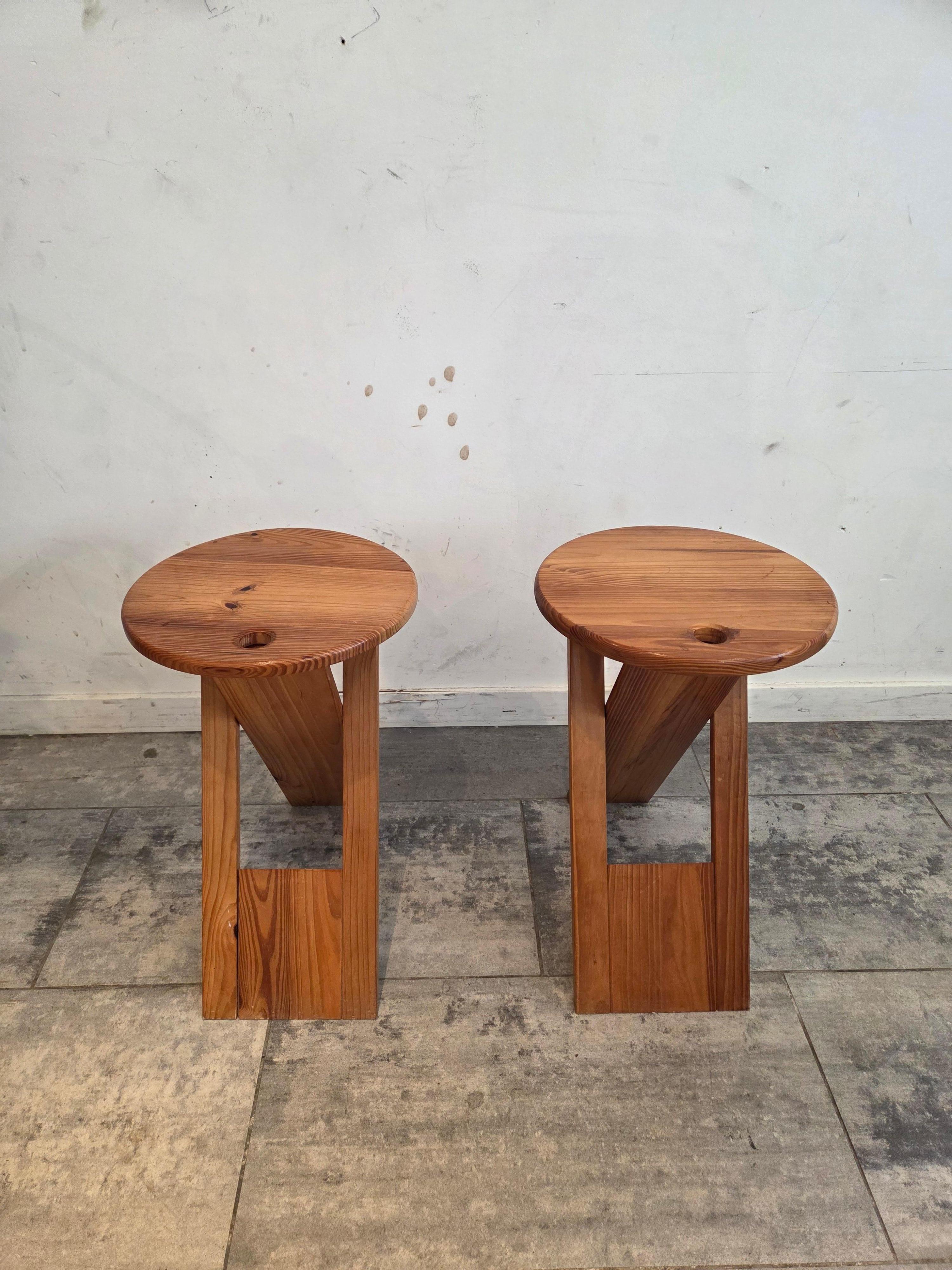 Gefaltet  Hockerset aus Holz, Farbe Braun, von Adrian Reed, Frankreich, 1970 (Französisch) im Angebot