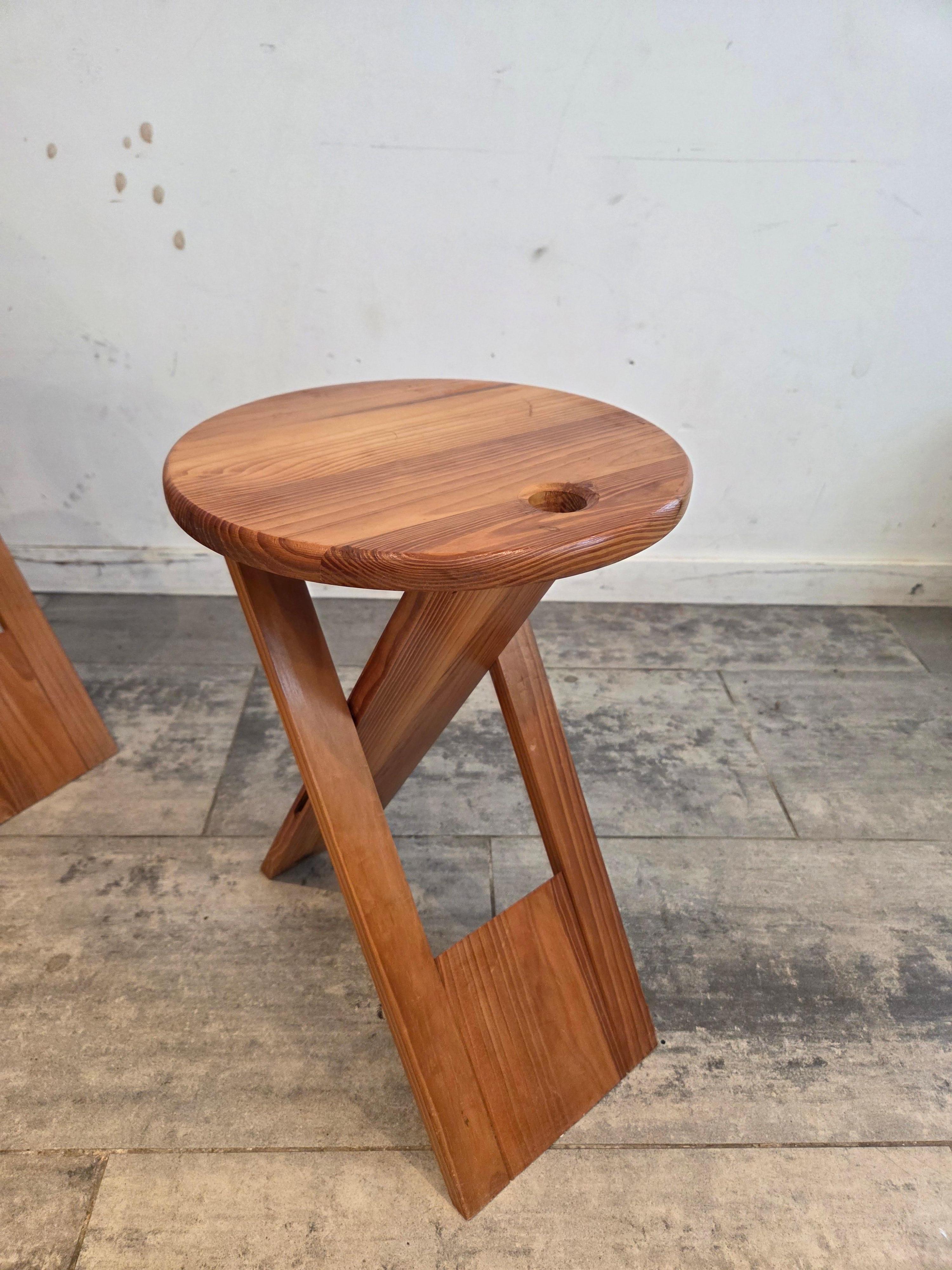 Gefaltet  Hockerset aus Holz, Farbe Braun, von Adrian Reed, Frankreich, 1970 im Zustand „Gut“ im Angebot in Waasmunster, BE