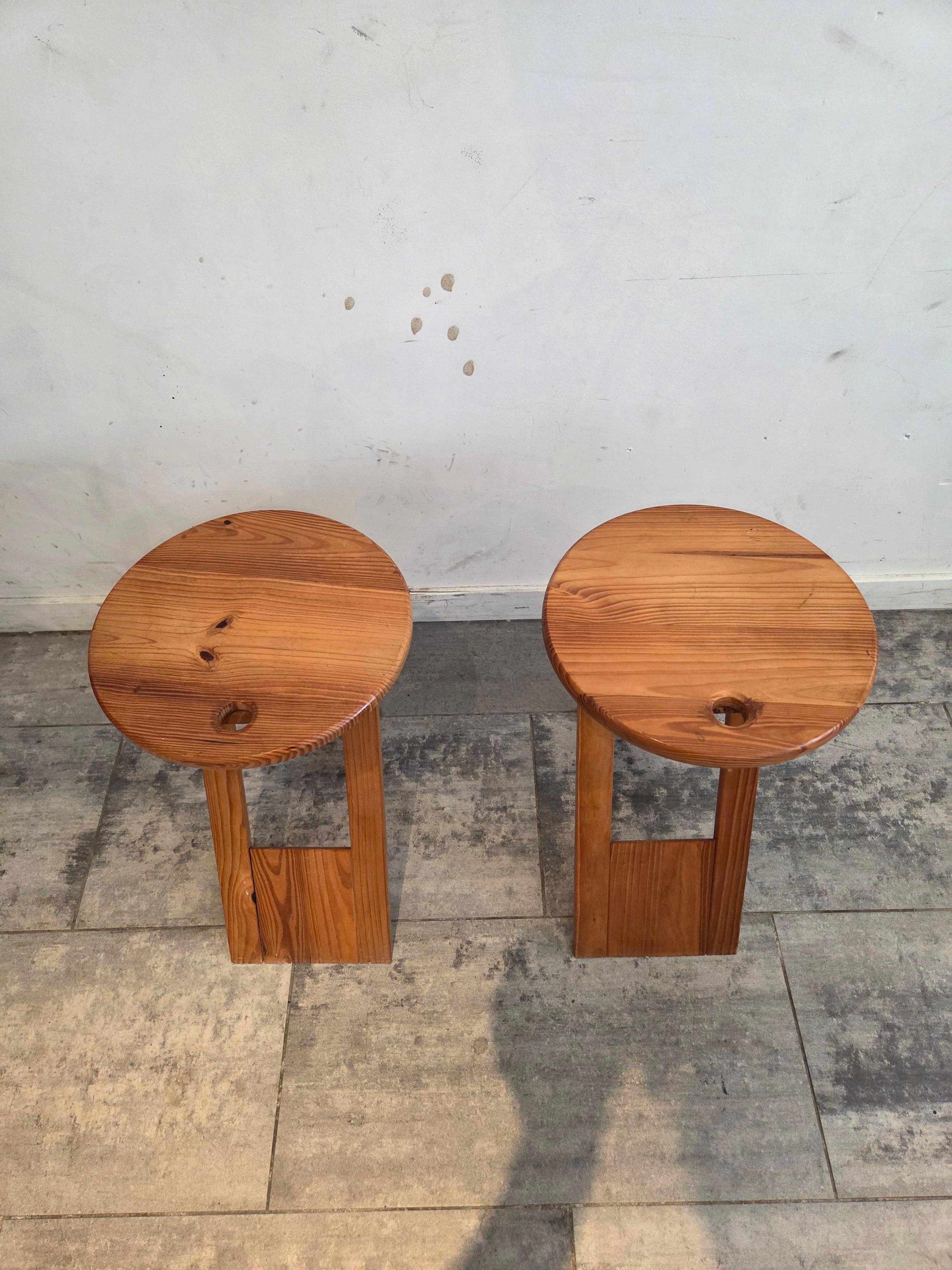 Gefaltet  Hockerset aus Holz, Farbe Braun, von Adrian Reed, Frankreich, 1970 (Ende des 20. Jahrhunderts) im Angebot
