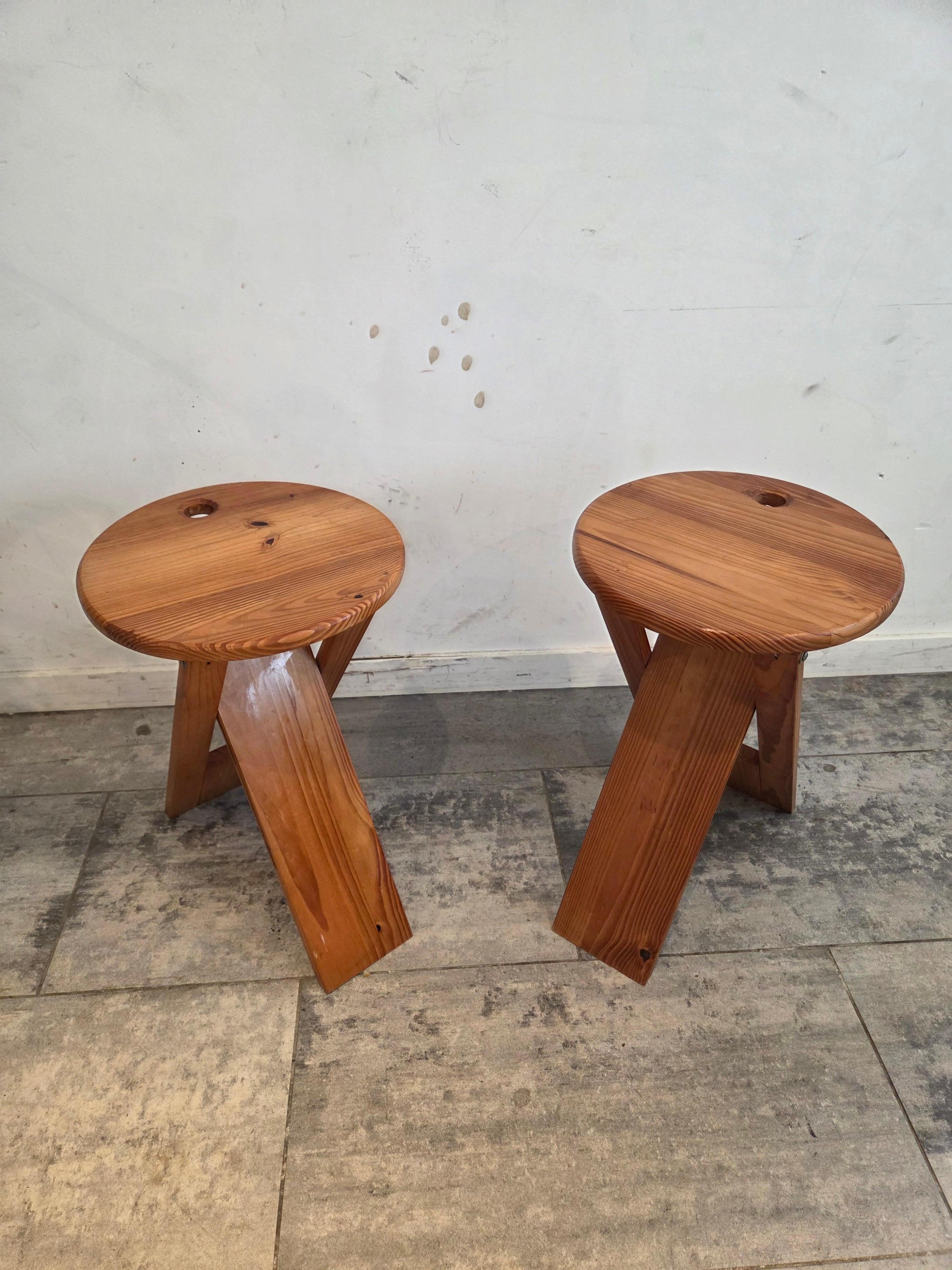 Gefaltet  Hockerset aus Holz, Farbe Braun, von Adrian Reed, Frankreich, 1970 im Angebot 1