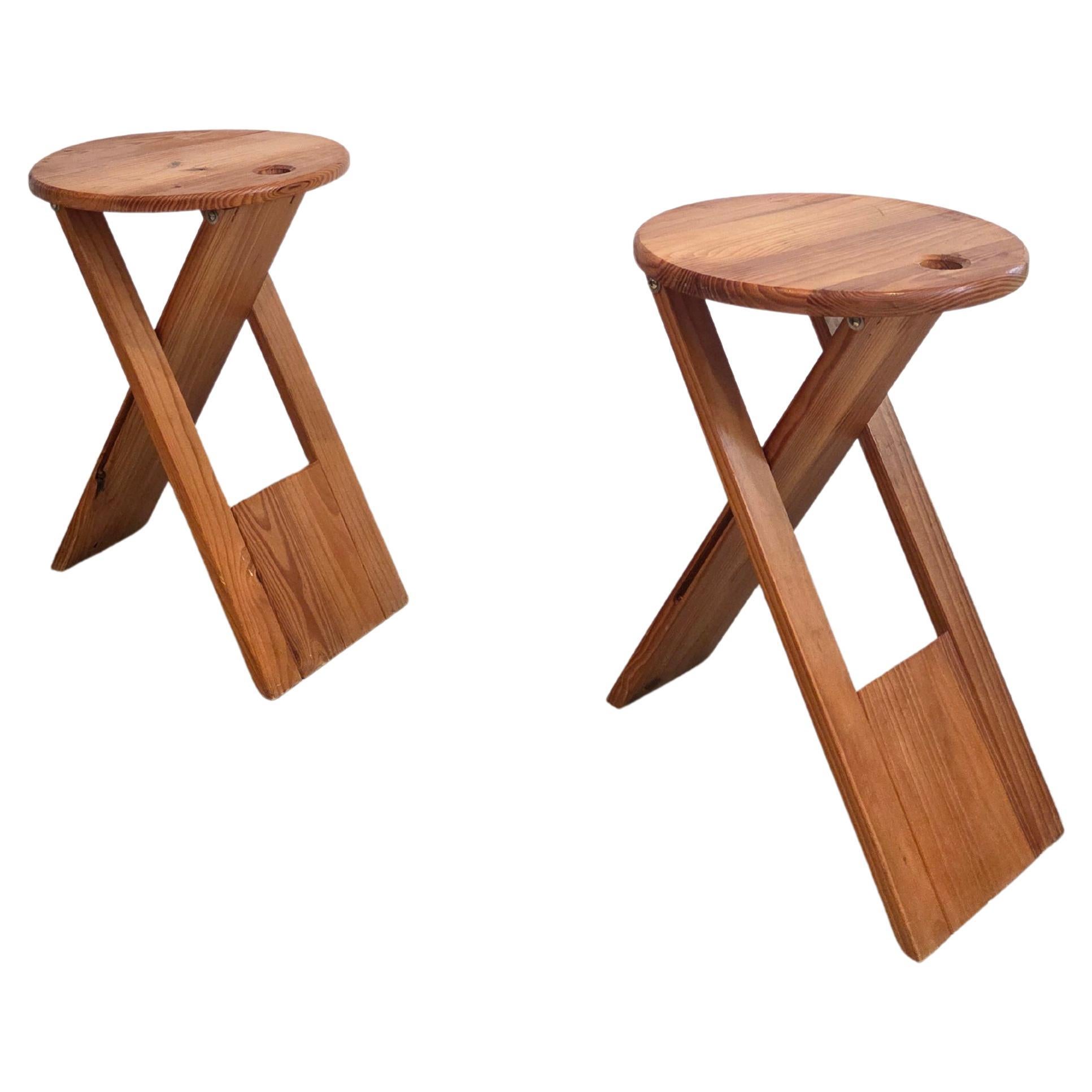 Gefaltet  Hockerset aus Holz, Farbe Braun, von Adrian Reed, Frankreich, 1970 im Angebot