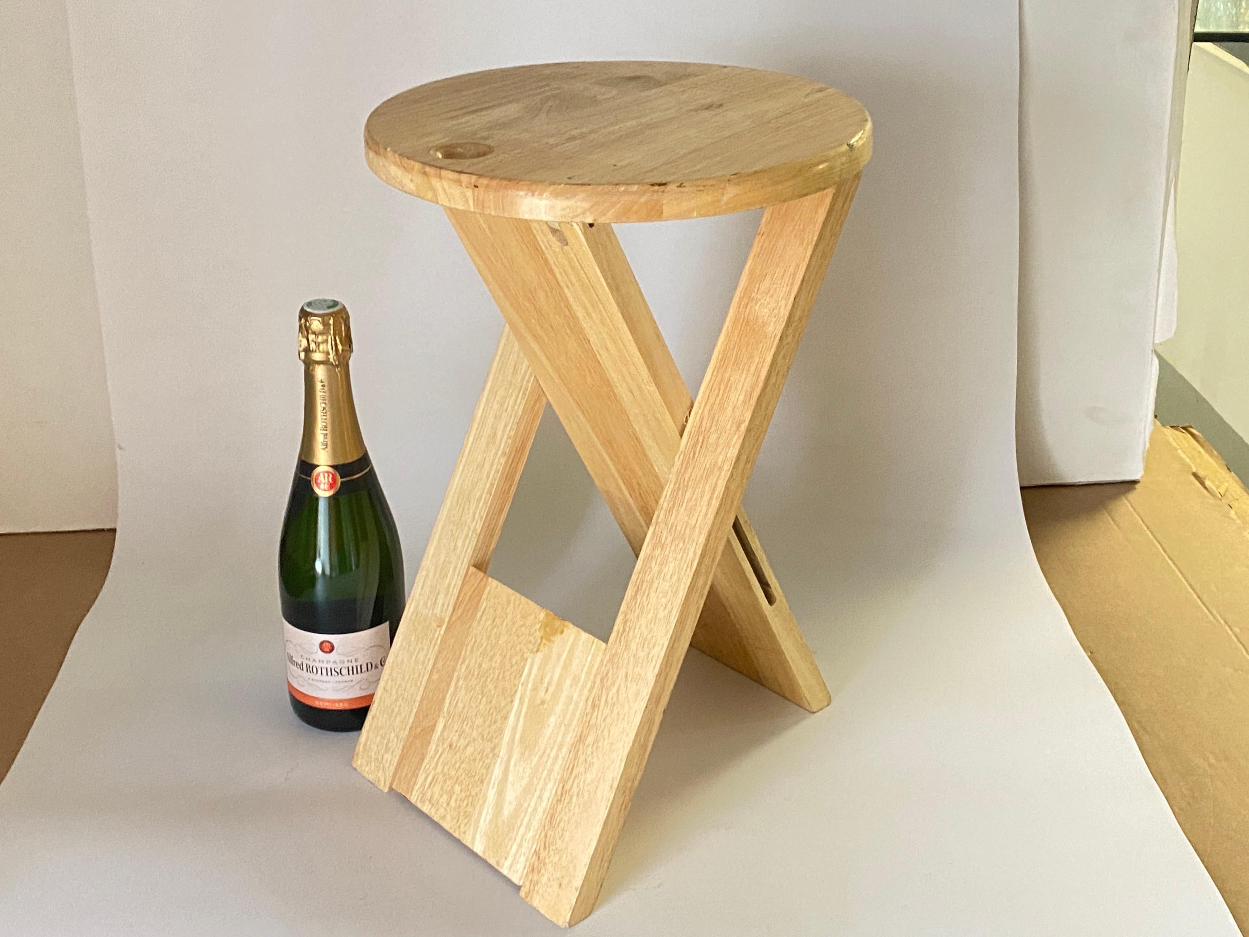 This stool is folded, in wood, with a very 1970 design shape. It has been created in the 1970s by Adrian Reed, in France.
 