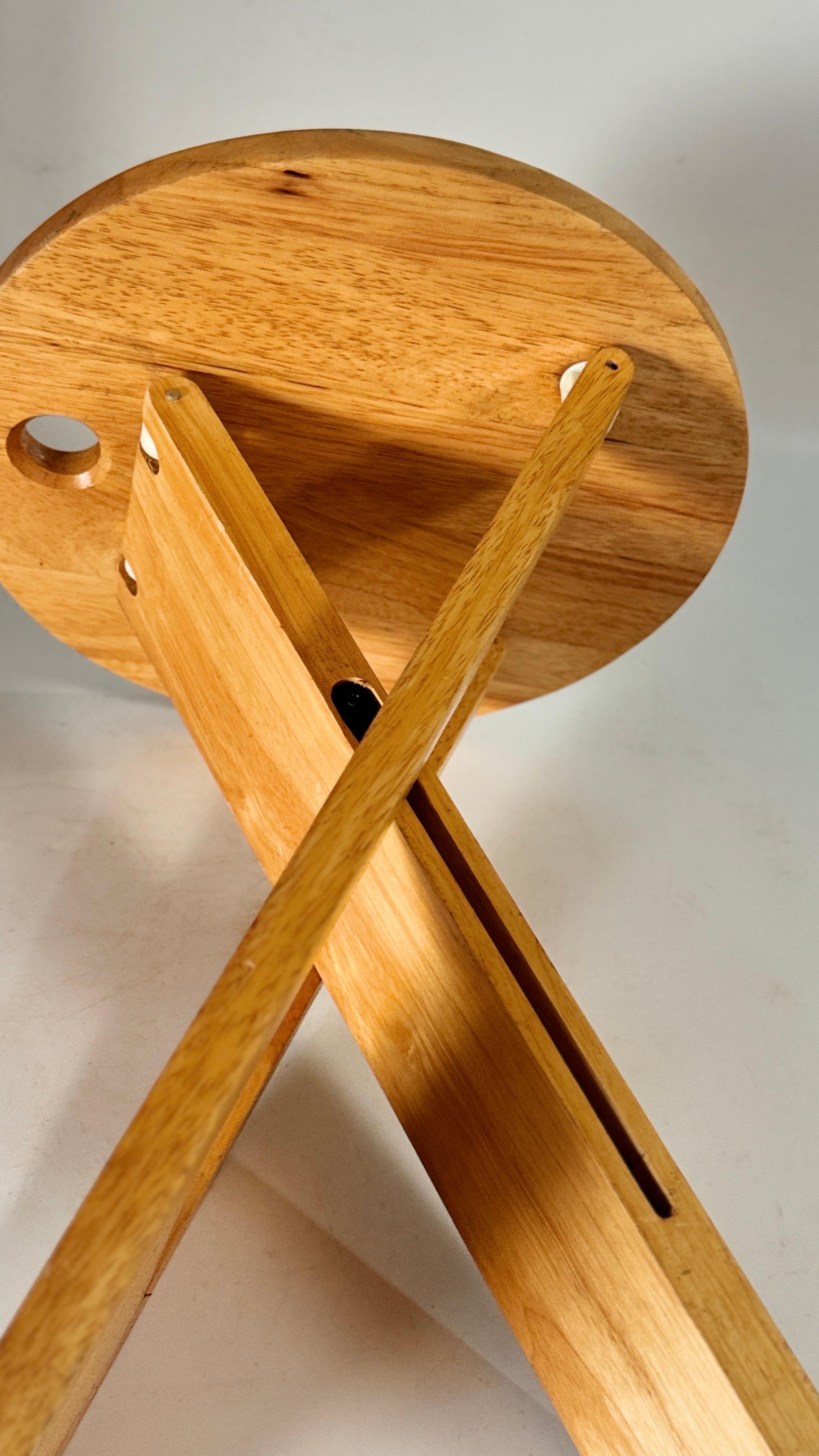 Francese Sgabello pieghevole in Wood, colore marrone, di Adrian Reed, Francia, 1970 in vendita