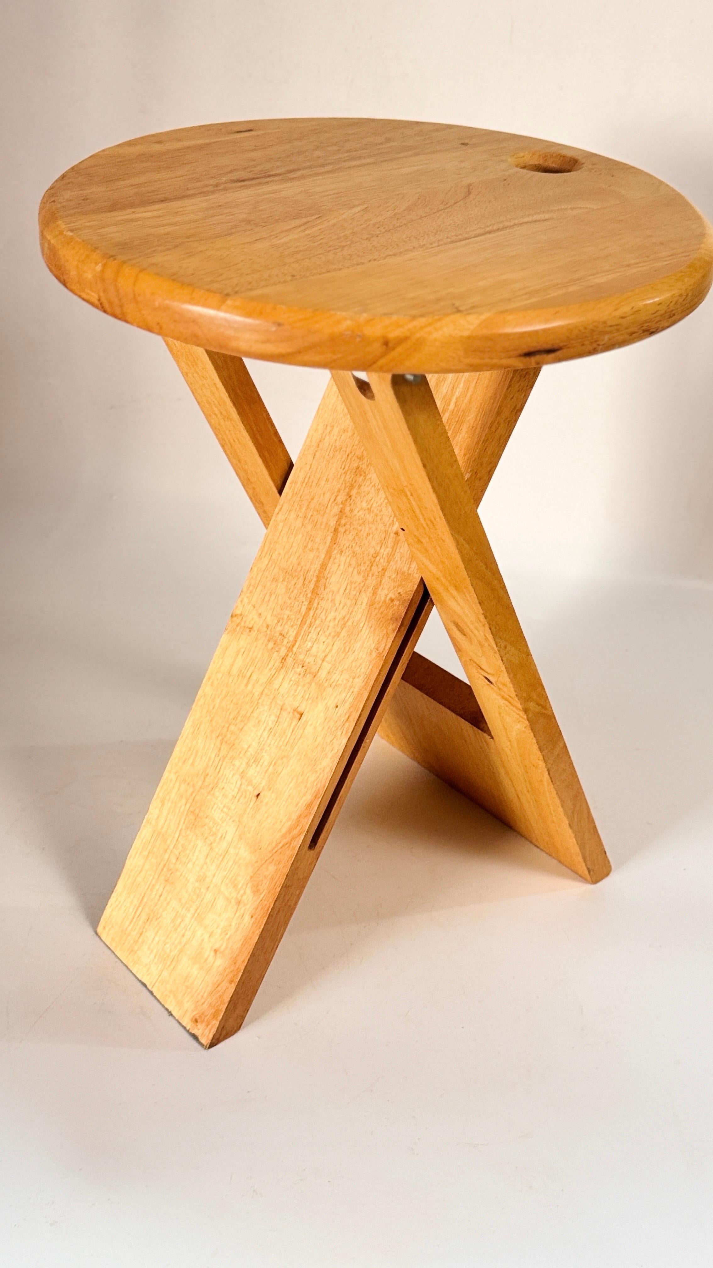 Legno Sgabello pieghevole in Wood, colore marrone, di Adrian Reed, Francia, 1970 in vendita