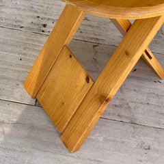 Tabouret plié en bois:: couleur marron:: par Roger Tallon:: France:: 1970
