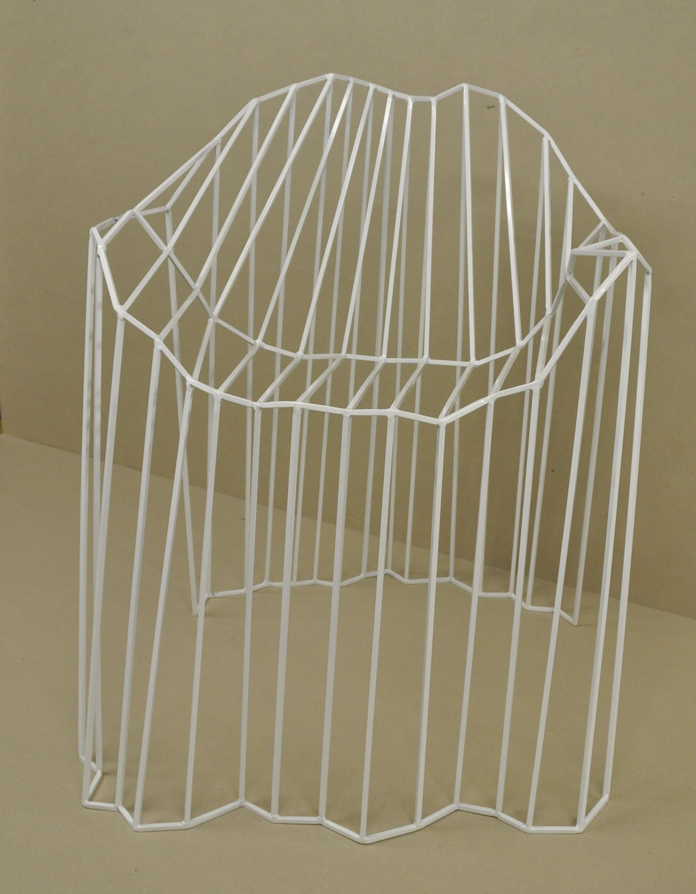 Sedia in filo metallico Foldes in acciaio inox verniciato a polvere bianco di Julian Mayor
Edizione limitata di 5 + 2AP.
Dimensioni: P 73 x L 64 x H 80 cm. 
Materiali: Acciaio inossidabile verniciato a polvere.

Julian Mayor è un artista e designer