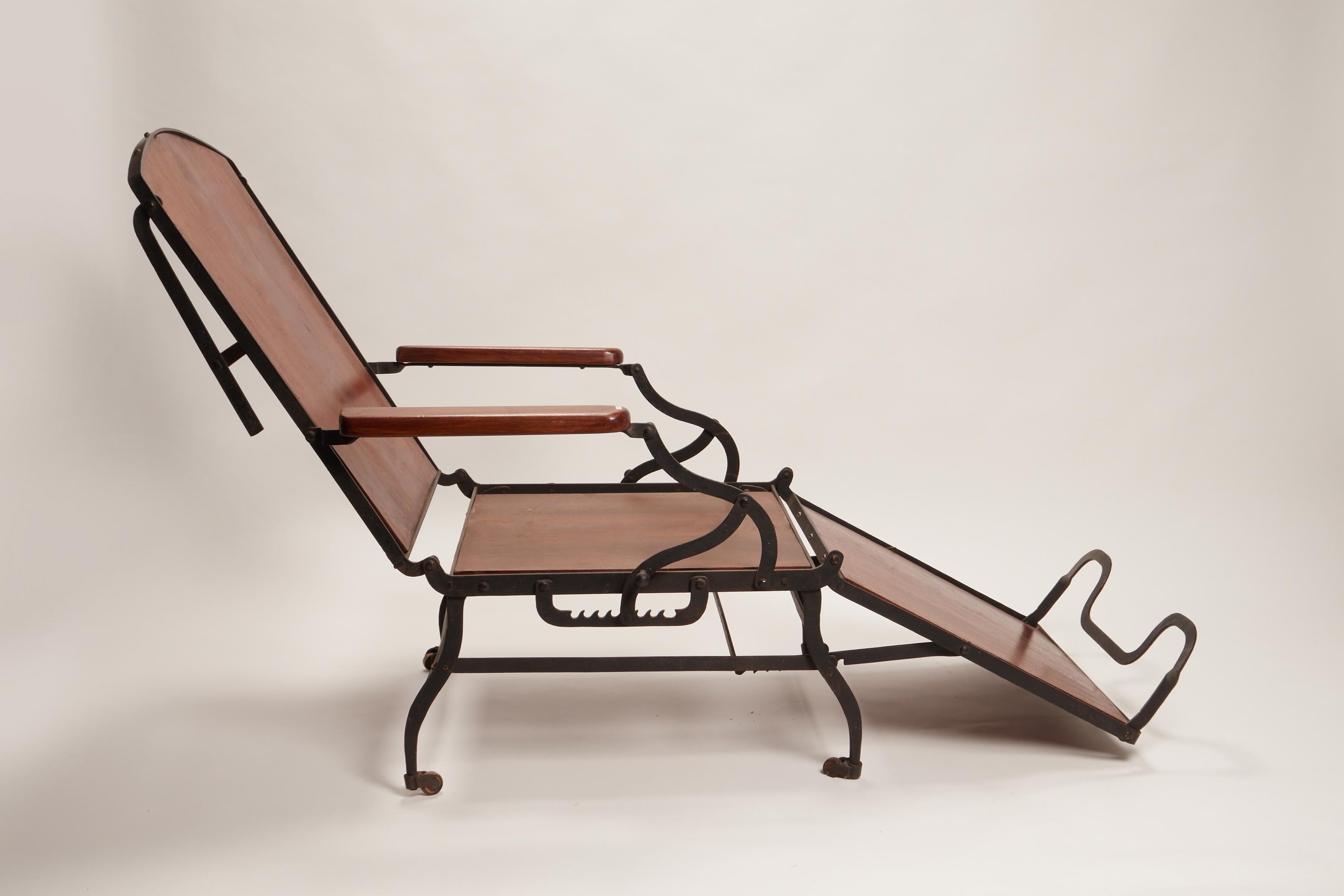 Folded cruise ship rocking chaise-longue made out of oak wood. Manufactured by Marks, New York, 1890 ca.