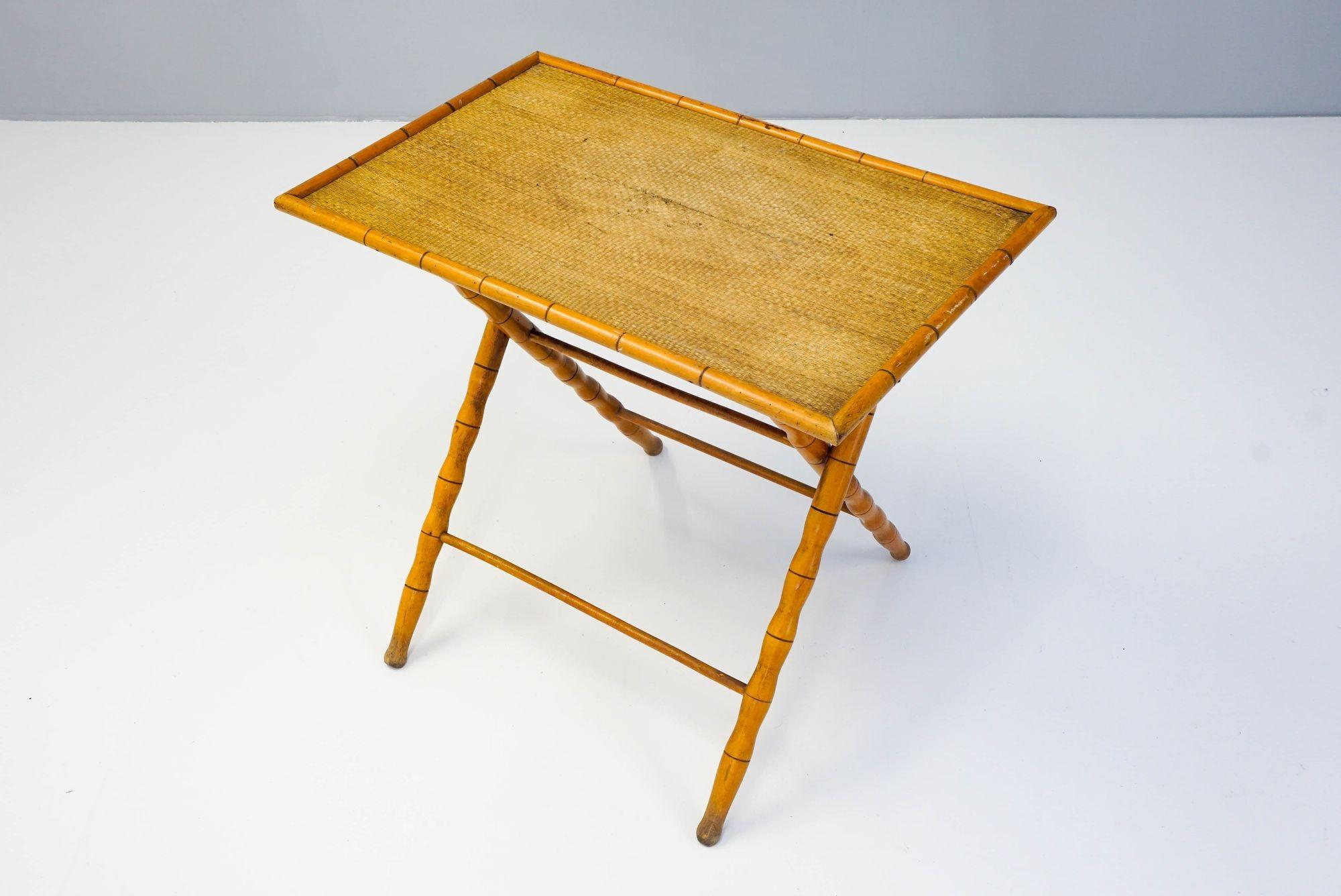 Mesa plegable de bambú en Bueno estado para la venta en London, England
