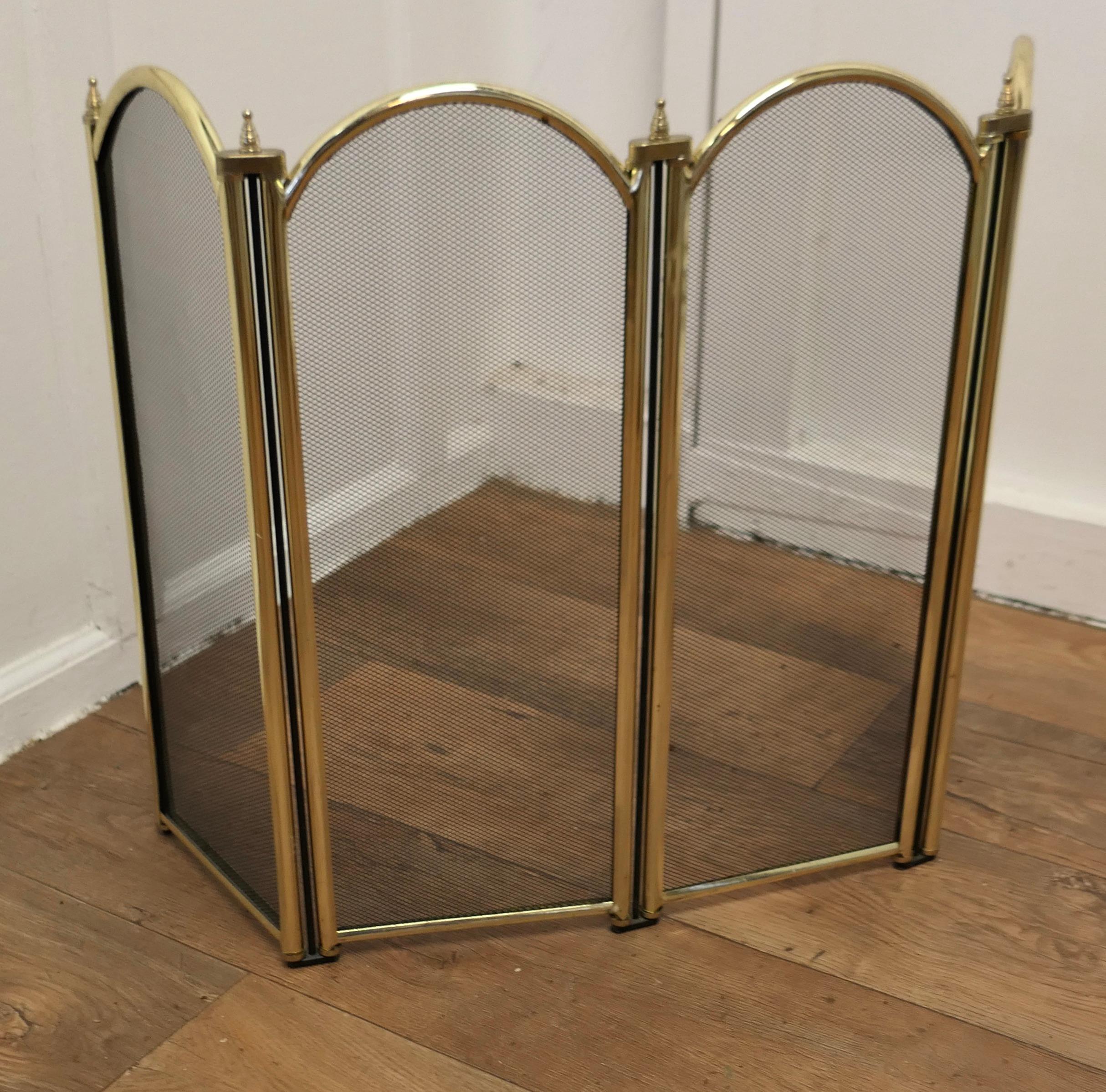  Folding Brass and Iron Fire Guard for Inglenook Fireplace    In Good Condition For Sale In Chillerton, Isle of Wight