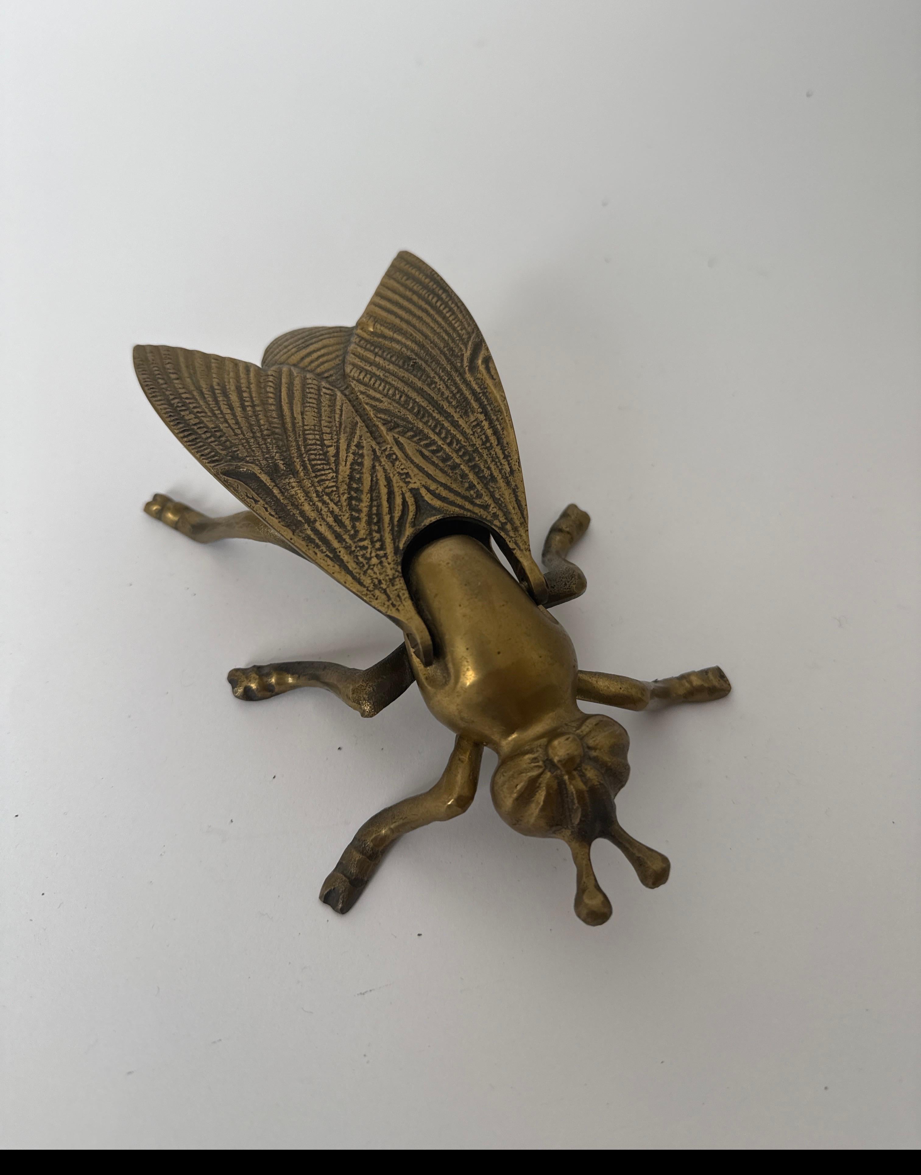 Cenicero plegable de latón en forma de mosca, años 70 en venta 5