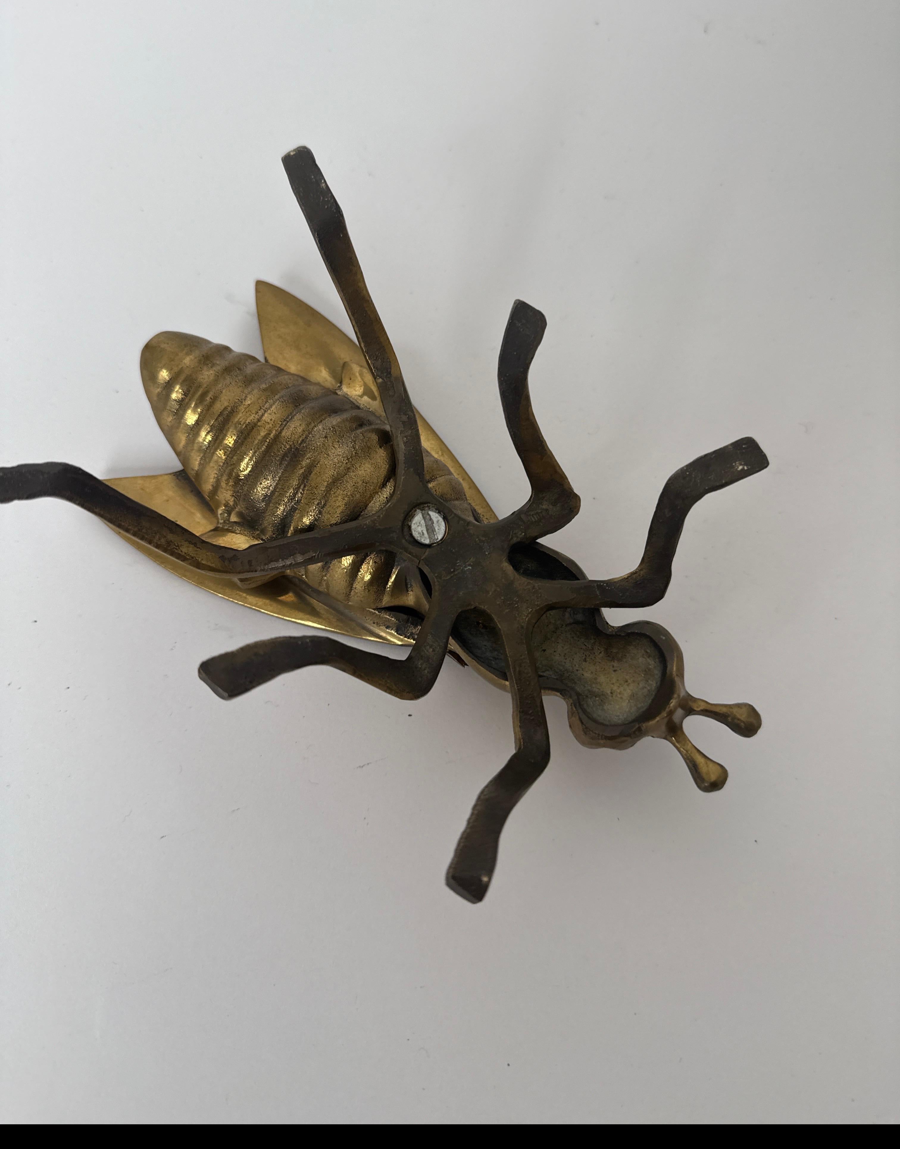 Cenicero plegable de latón en forma de mosca, años 70 en venta 6