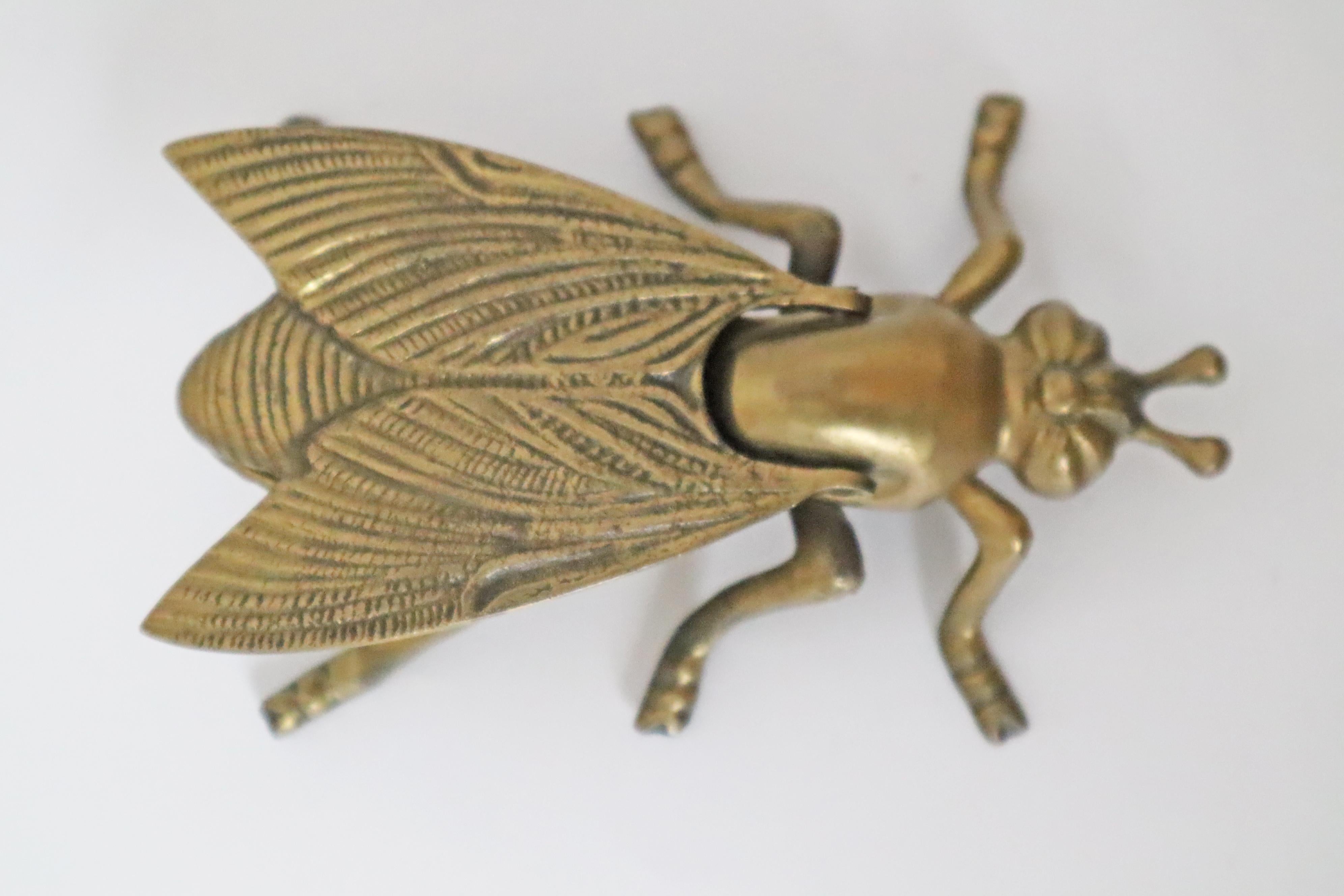 Cenicero plegable de latón en forma de mosca, años 70 en venta 7
