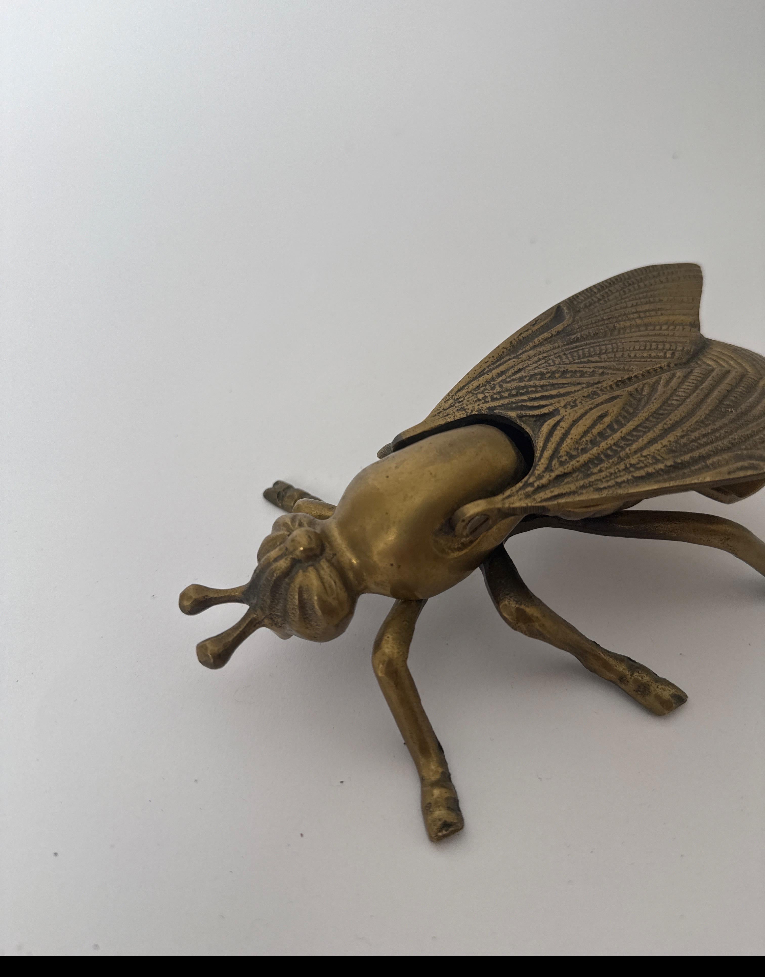 Cenicero plegable de latón en forma de mosca, años 70 en venta 1