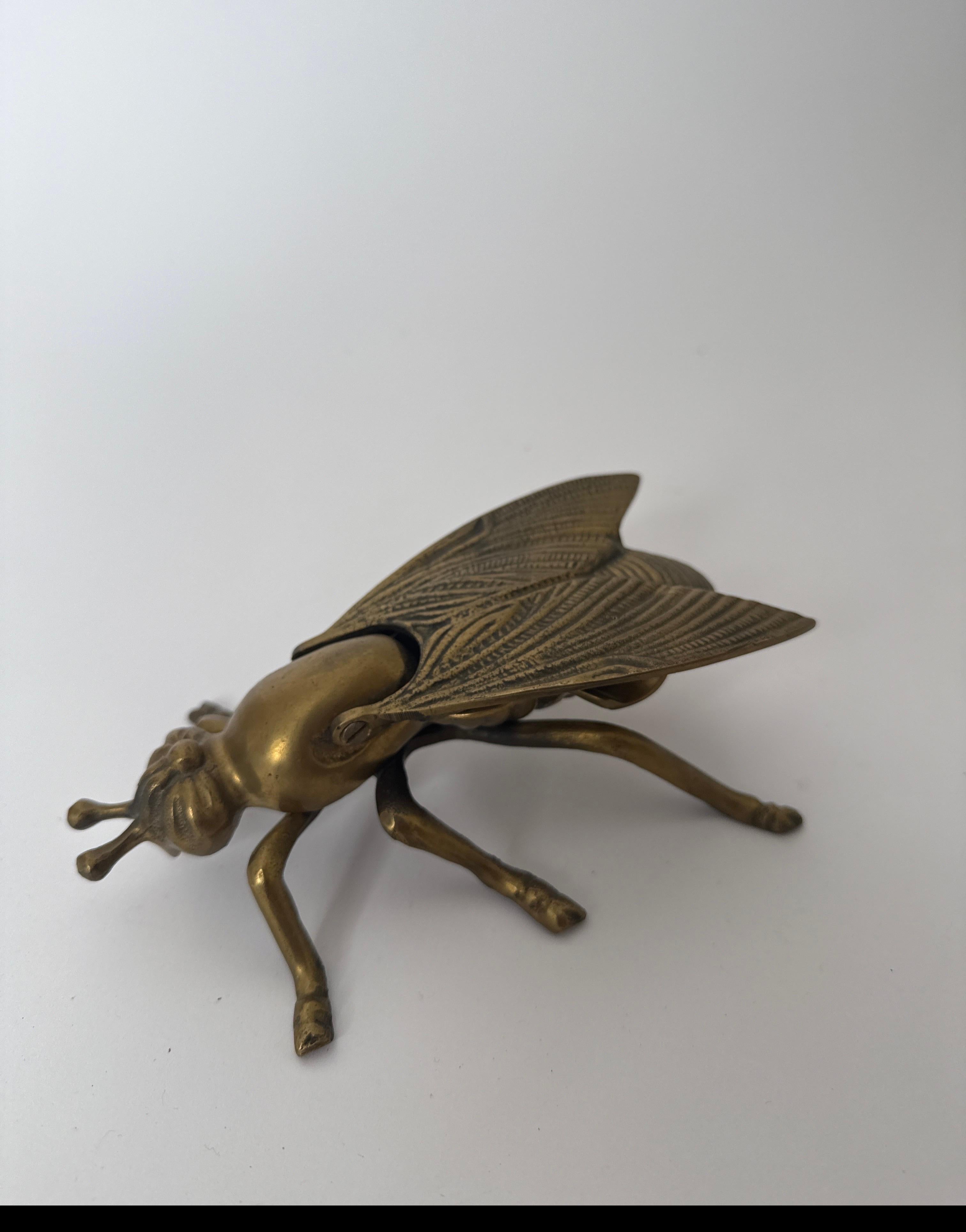 Cenicero plegable de latón en forma de mosca, años 70 en venta 2
