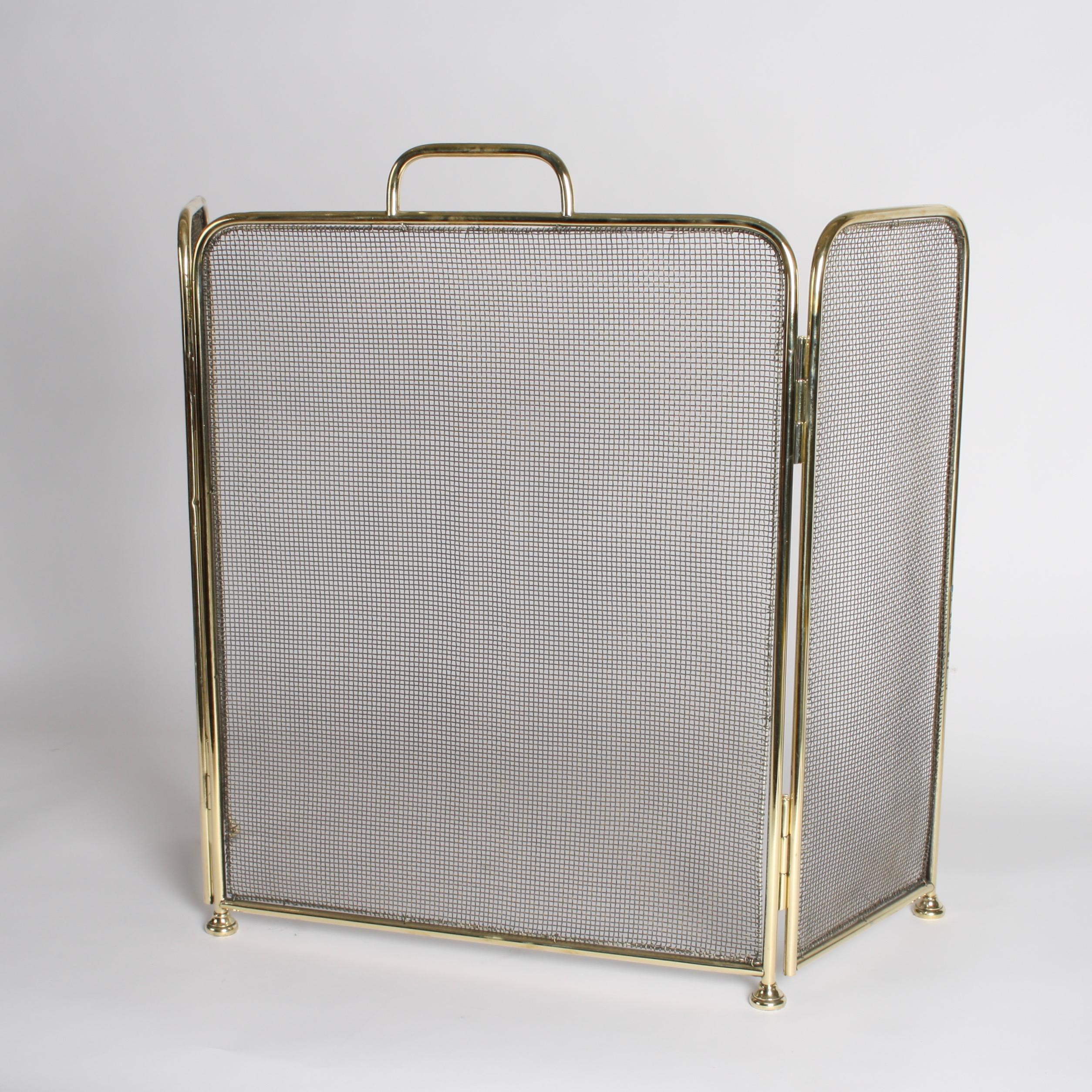 A 1920s three part folding brass spark guard with woven mesh, handle and bun feet.

Measures: Width folded 18 inches - 46 cm.

Width fully open 34 inches - 87 cm.
 