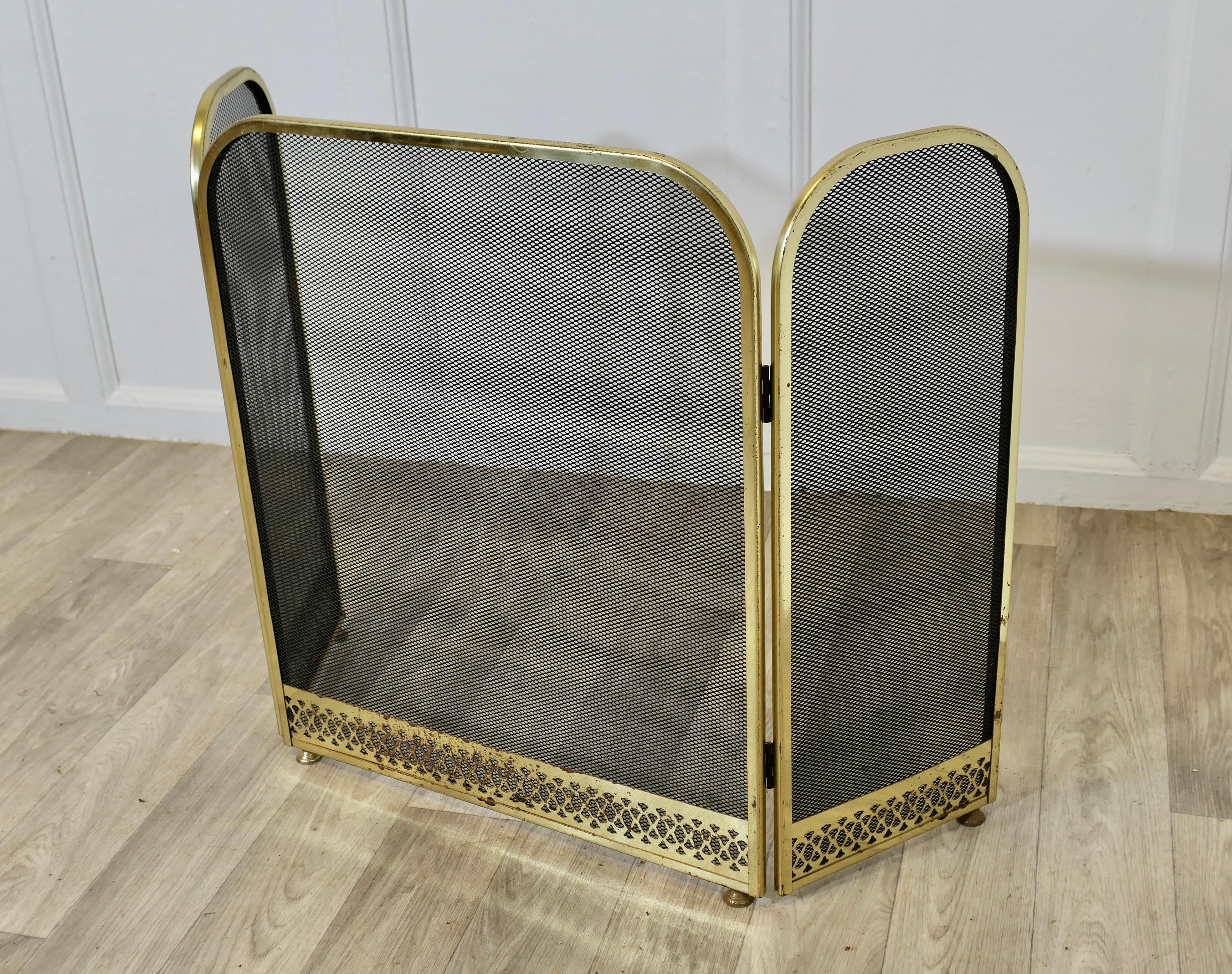 Folding Brass Fire Guard, Spark Guard In Good Condition In Godshill, Isle of Wight