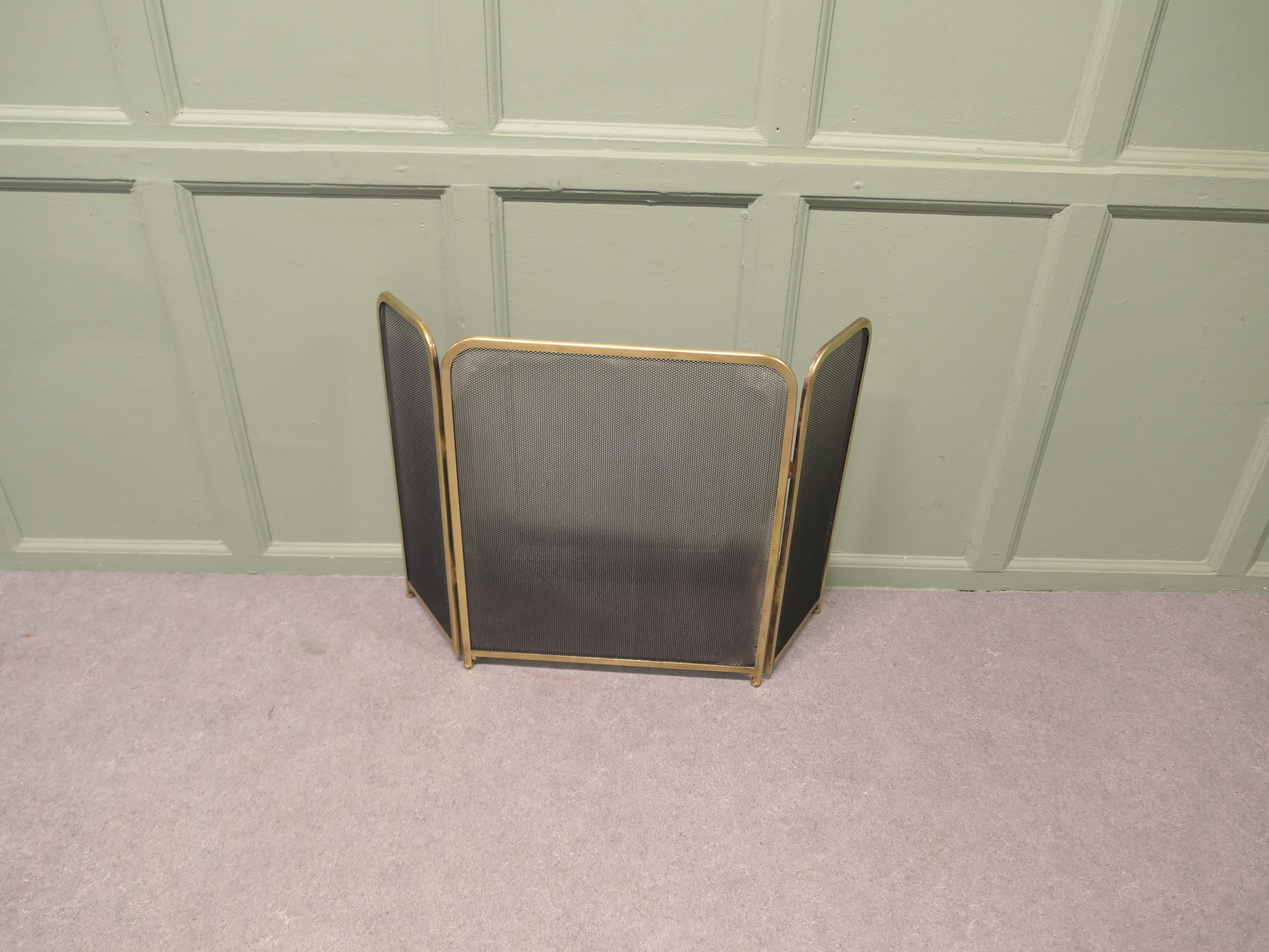 Protezione antincendio Foldes in rete d'ottone, parascintille 

Si tratta di un bel parafuoco, adatto a un caminetto Inglenook tradizionale o ad altri caminetti di grandi dimensioni. 
La protezione è dotata di una rete con telaio esterno pieghevole