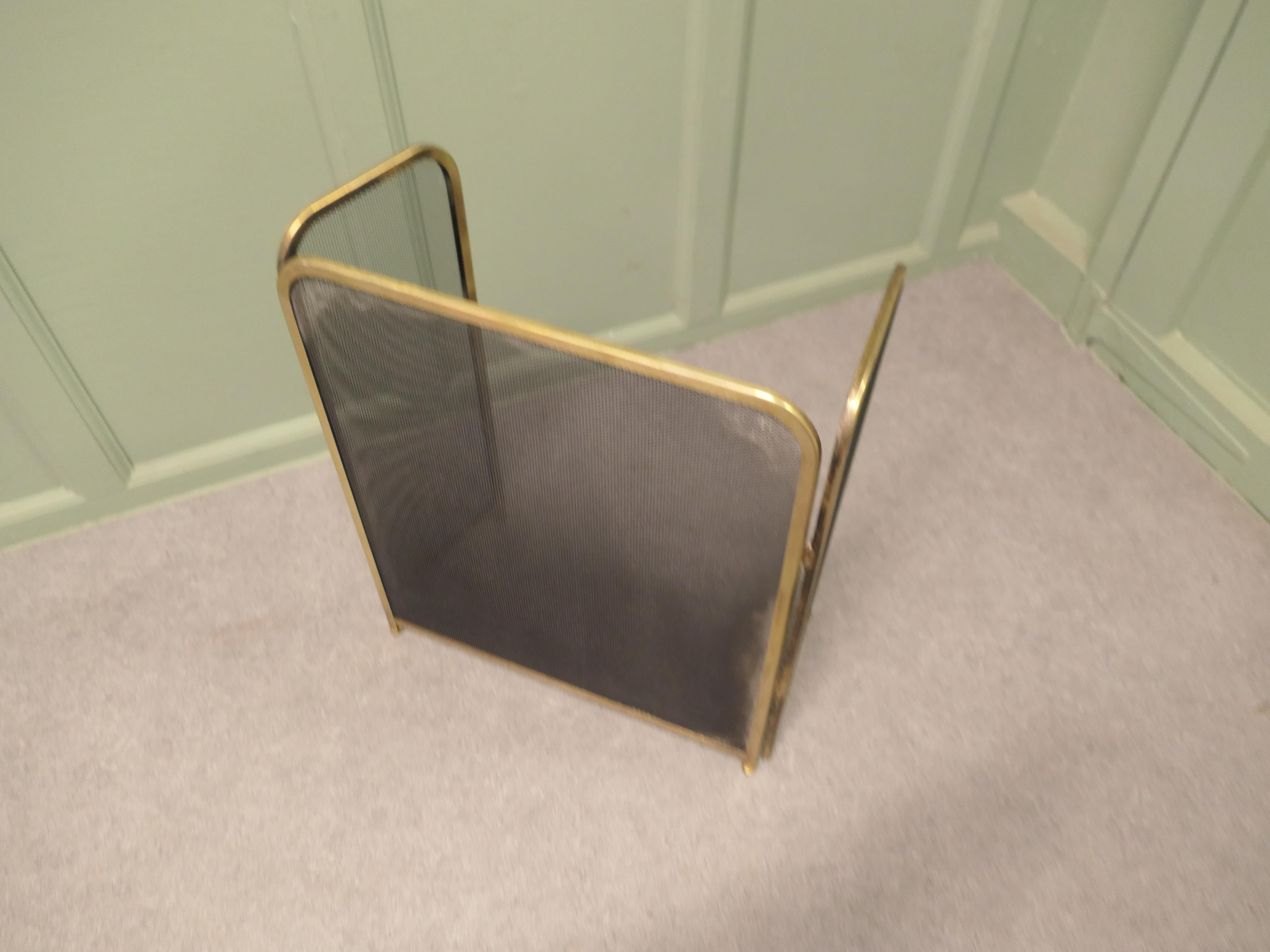 Art Déco Parafuoco Foldes in rete d'ottone, parascintille Questo è un bel parafuoco... in vendita