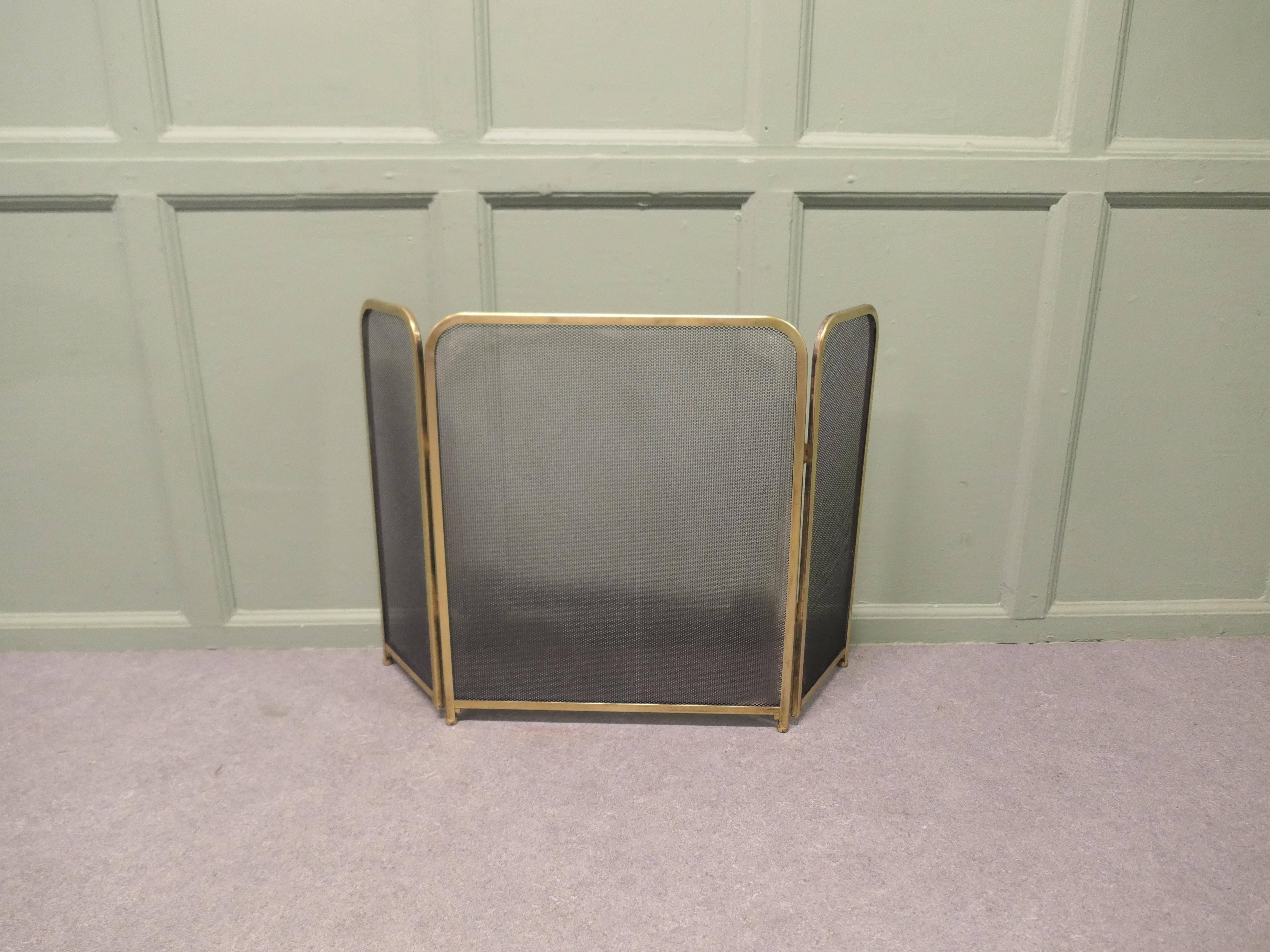 Parafuoco Foldes in rete d'ottone, parascintille Questo è un bel parafuoco... In condizioni buone in vendita a Godshill, Isle of Wight