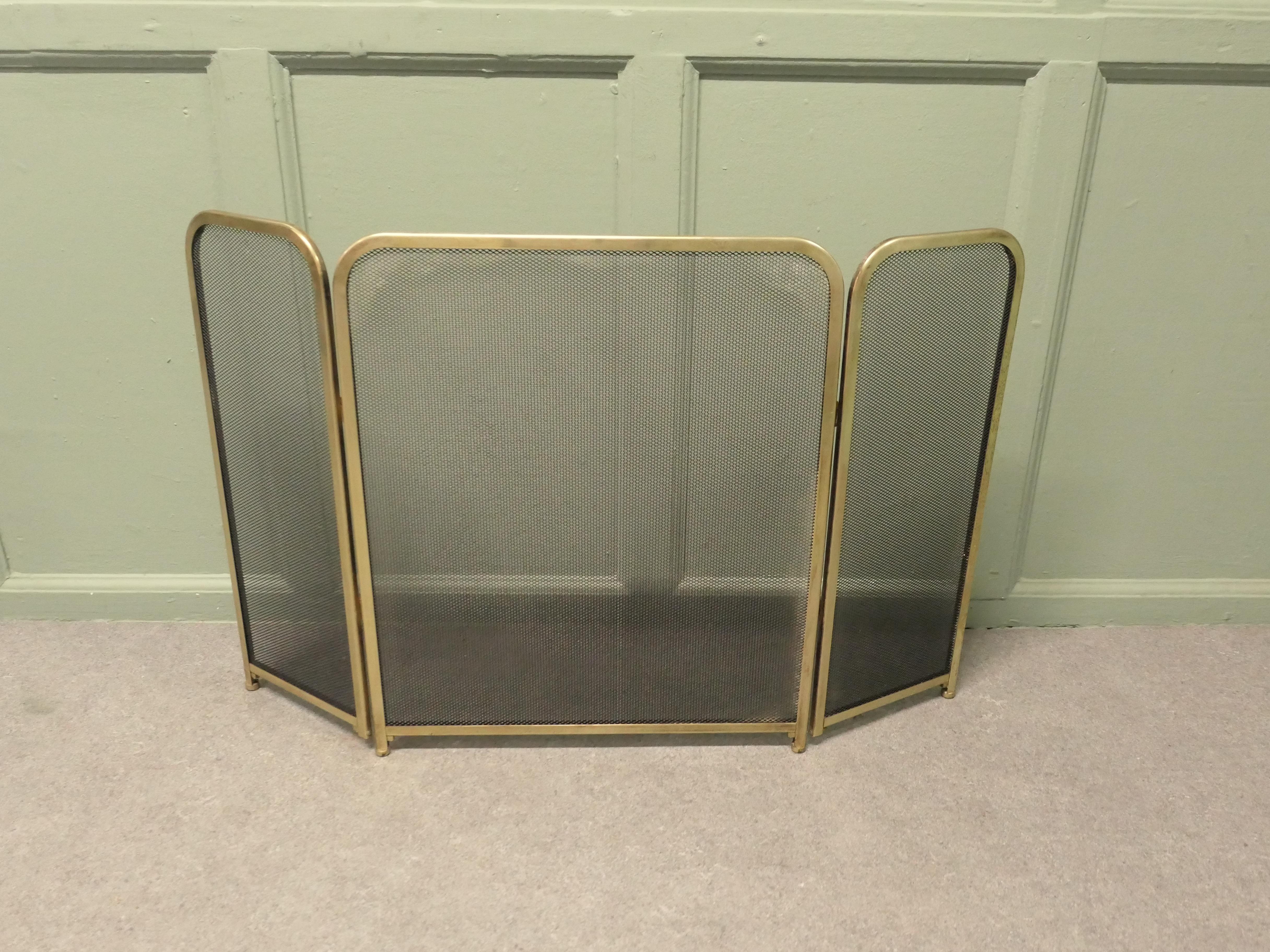 Inizio XX secolo Parafuoco Foldes in rete d'ottone, parascintille Questo è un bel parafuoco... in vendita