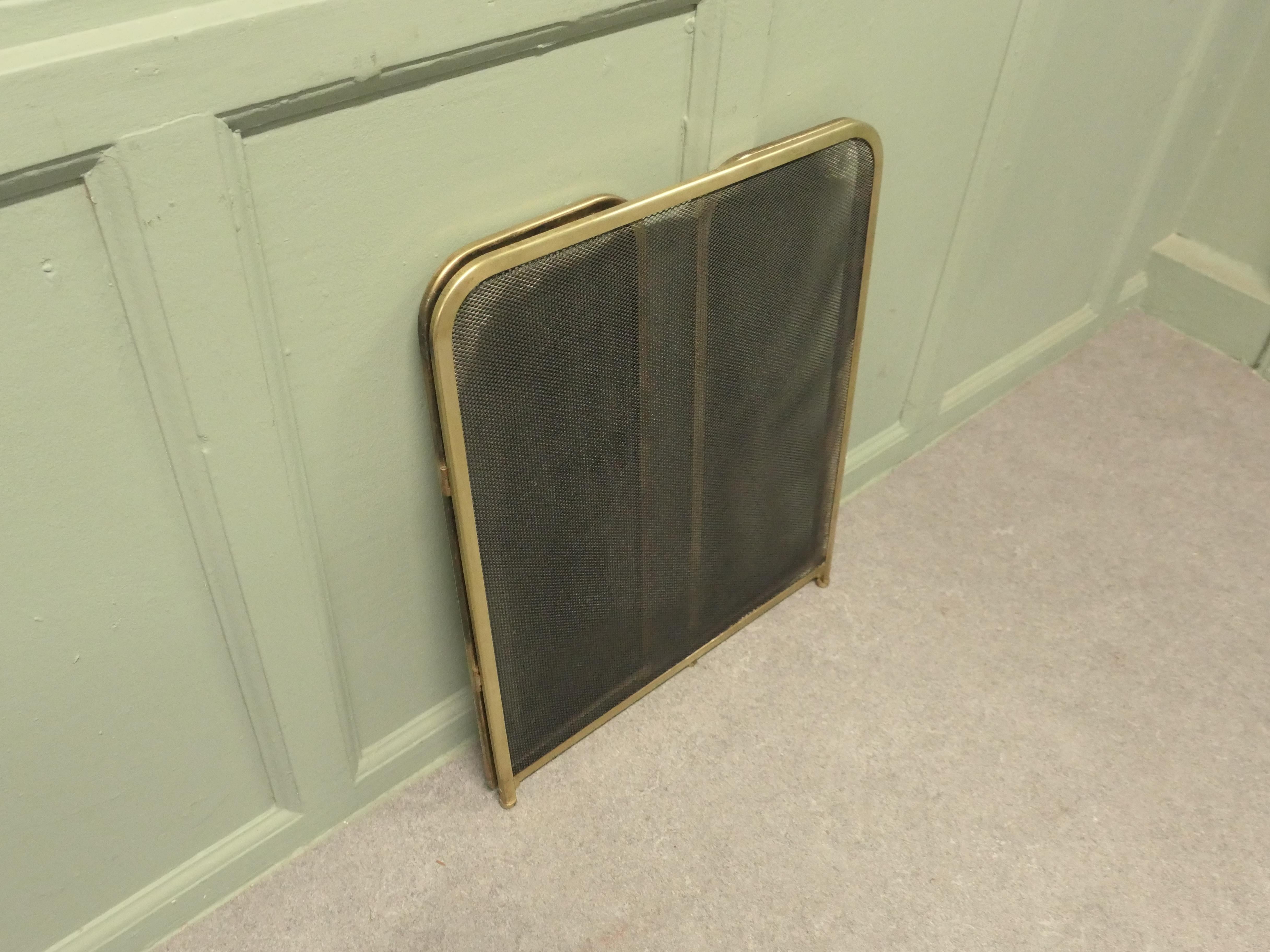 Parafuoco Foldes in rete d'ottone, parascintille Questo è un bel parafuoco... in vendita 1