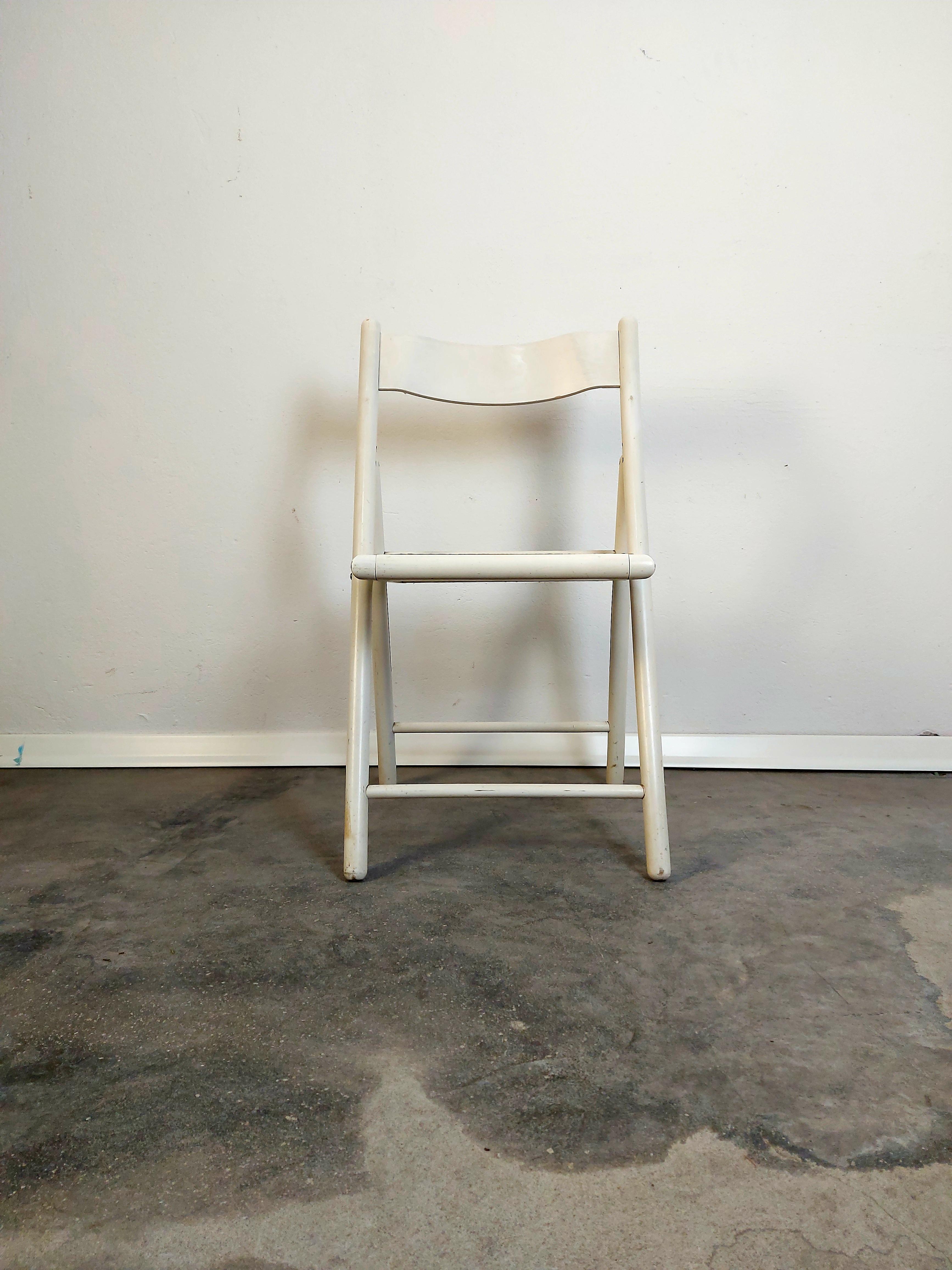 Folding chair

Period: 1970s

Manufacturer: Italy

Material: Hard wood, cane

Colour: White

Condition: good original vintage condition, signs of use

dimensions: H = 79 cm, W = 45cm, D = 38 cm, seat H = 46