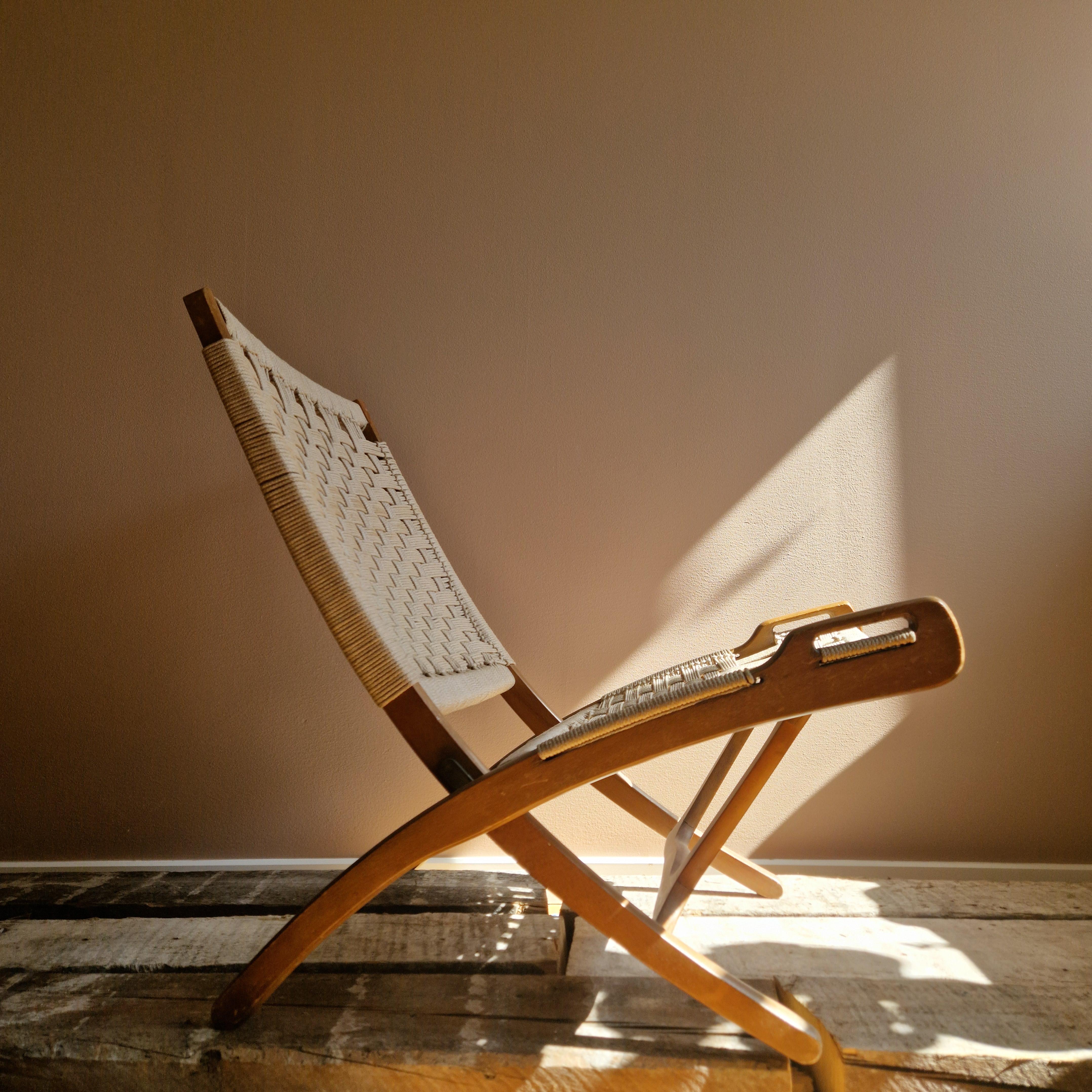 A rare folding chair by Ebert Wels. Made in Czech Republic in the 1960's. Light wood base with a knotted rope seating and backrest. Very comfortable to sit in and folds away easily.

Good overall condition. Marks from use, and the ropes with small