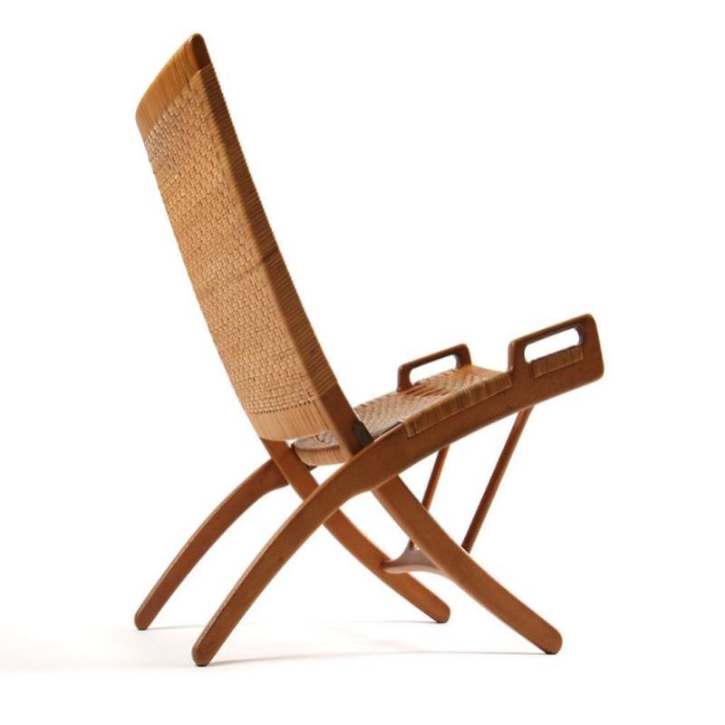Importante chaise pliante en chêne avec assise et dossier en cannage tressé d'origine, avec poignées intégrées.