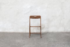 Chaise pliante en teck avec assise tissée en rotin, fabriquée à la main par le Studio Mumbai