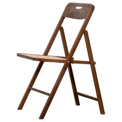 Sedia pieghevole in teak con seduta intrecciata in canna realizzata a mano da Studio A Mumbai