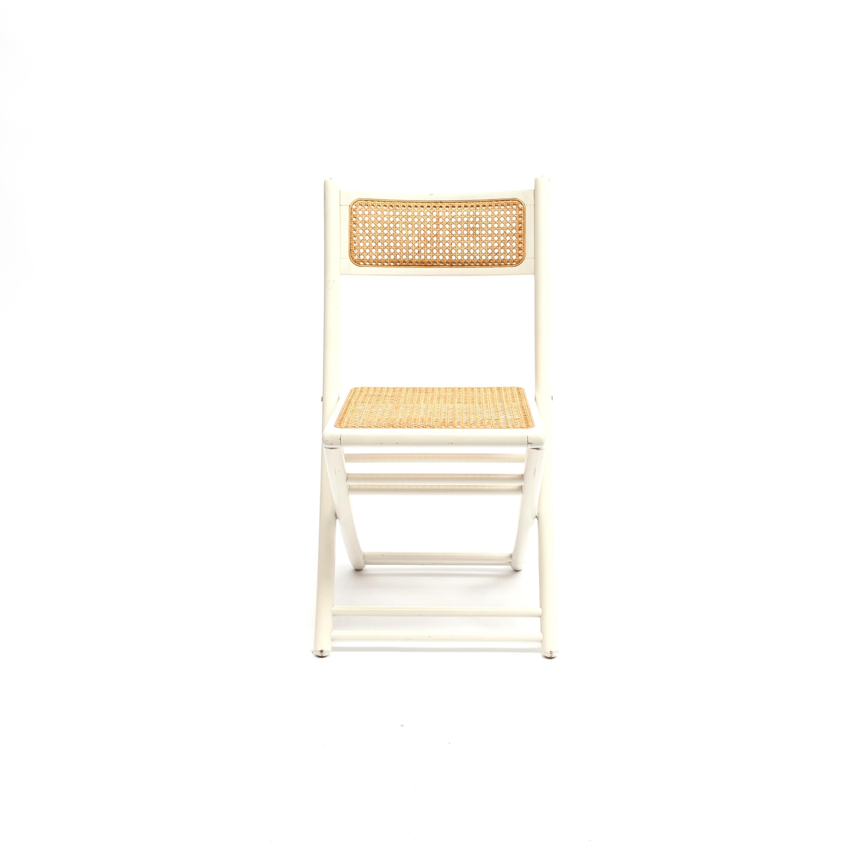 Chaise pliante originale en bois laqué blanc avec assise et dossier en sangle. Dans le style typique de Thonet, vers les années 1960-1970. État original et prêt à être utilisé.
 