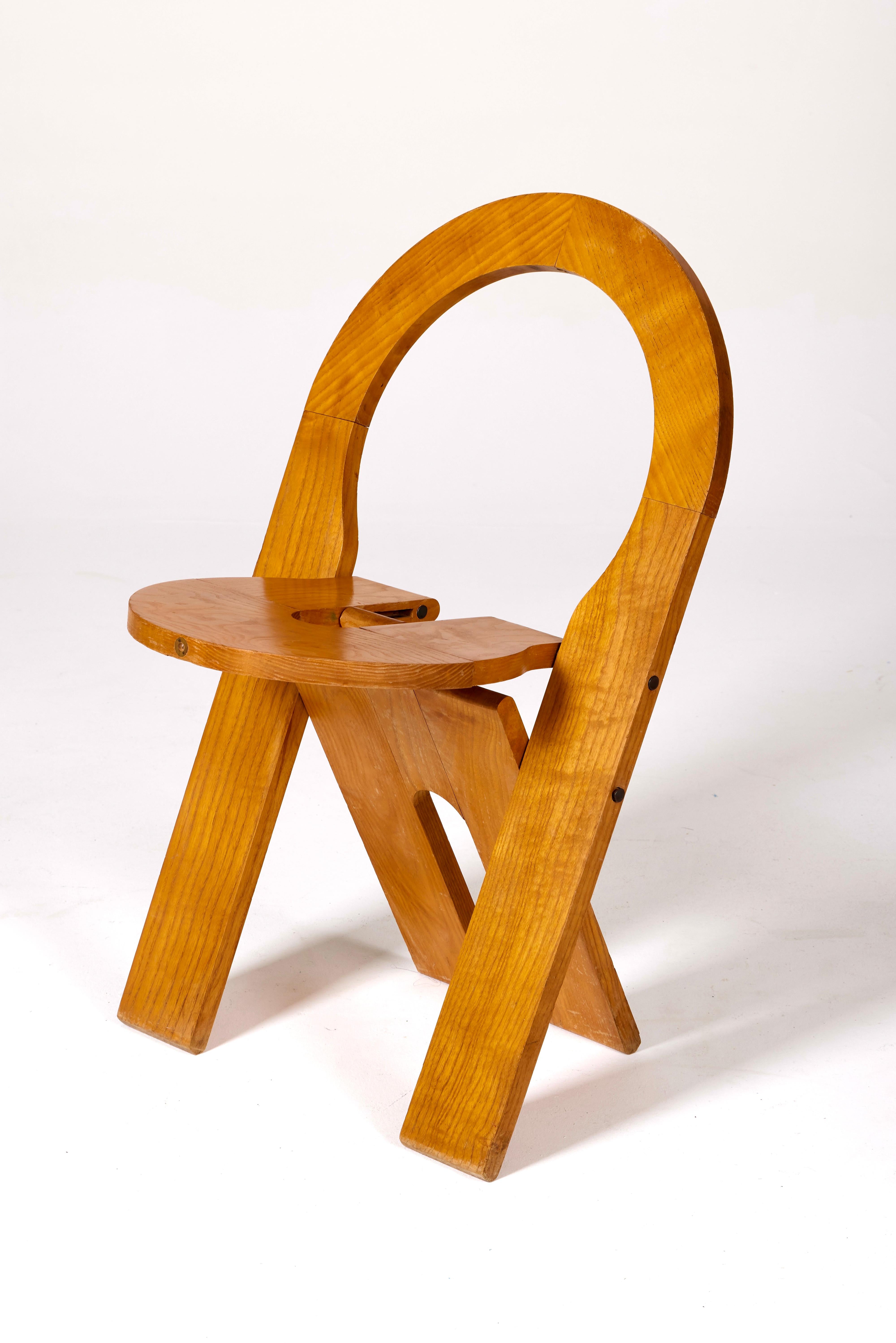 Folding chair model 'TS,' first edition designed by Roger Tallon in the 1970s. Made of solid wood. Good condition.
LP1146-1147