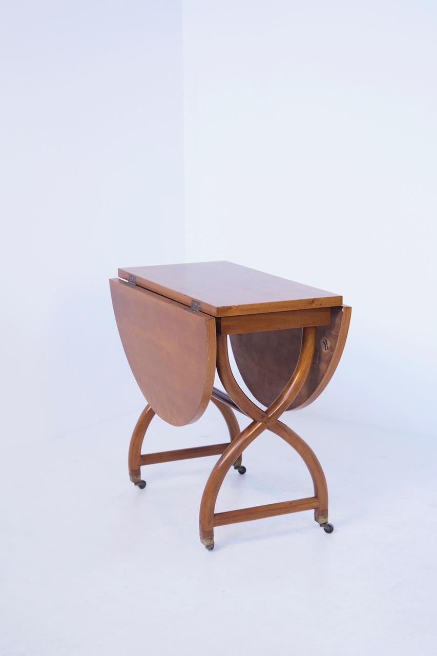 Wonderful folding coffee table in walnut wood and brass attributed to Paolo Buffa from 1950.
The table is very versatile as it has folding doors on itself through a wooden insert that comes out at will.
The peculiarities of the table Paolo Buffa