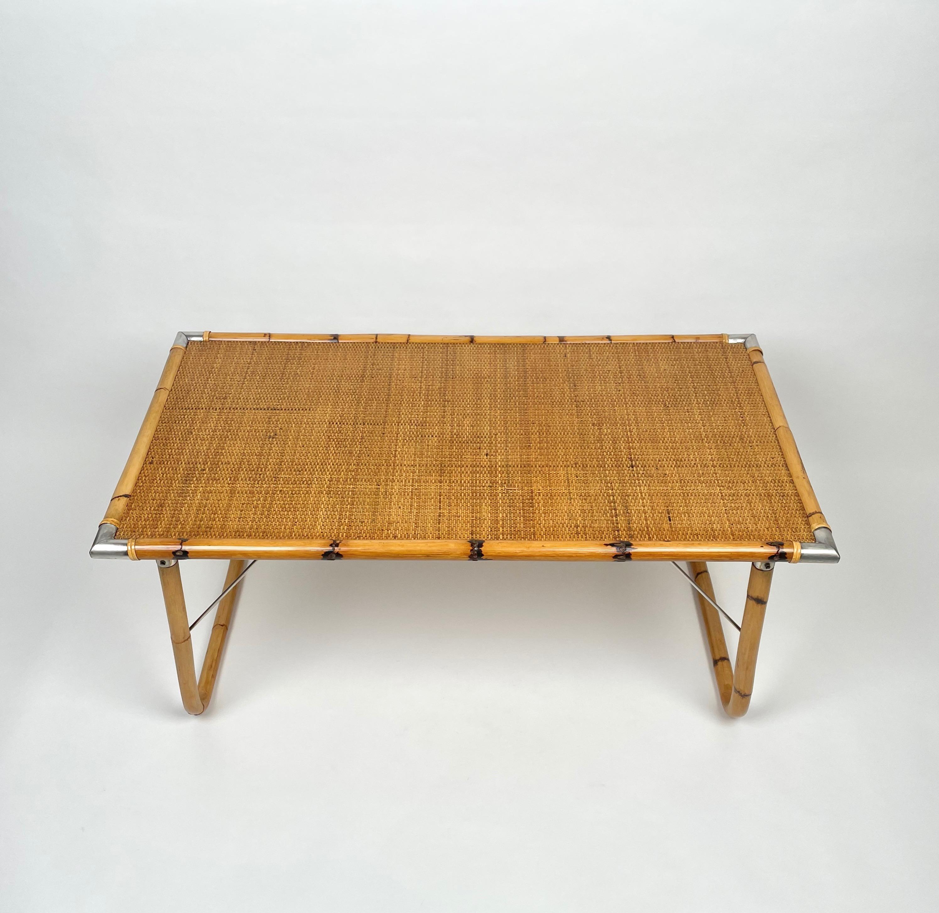 Folding coffee table in bamboo and Rattan with corners reinforced with steel.

Made in Italy 1970s.