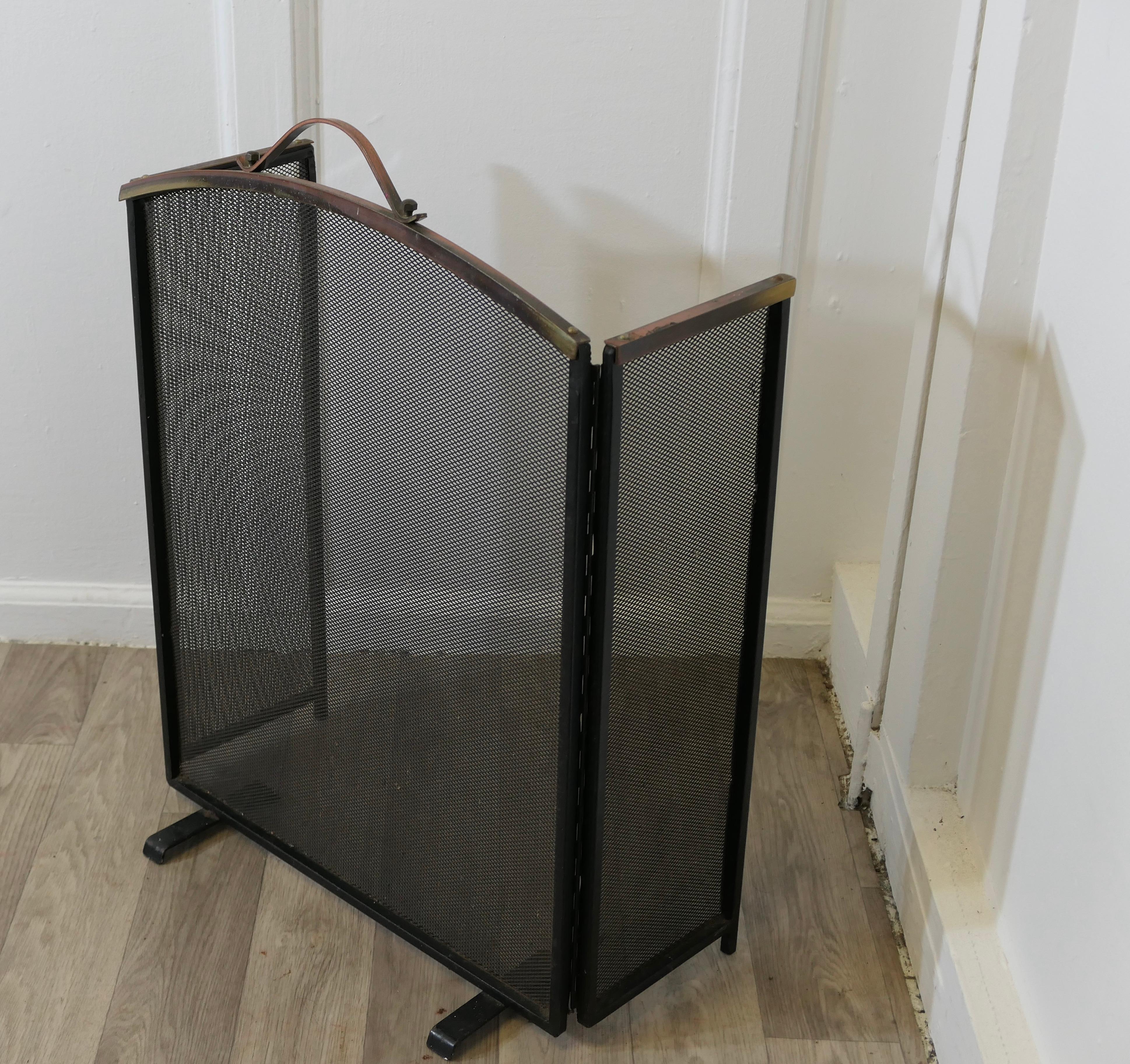 Folding Copper and Fine Mesh Spark Fire Guard   This very useful spark guard In Good Condition For Sale In Godshill, Isle of Wight