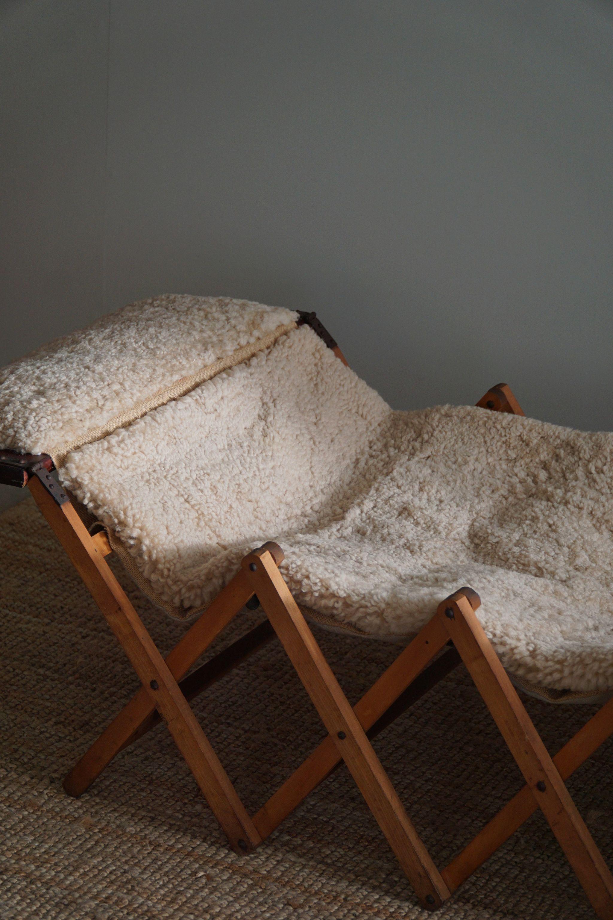 Folding Daybed in Hessian & Lambswool, Made by a Danish Cabinetmaker, 1930s For Sale 7