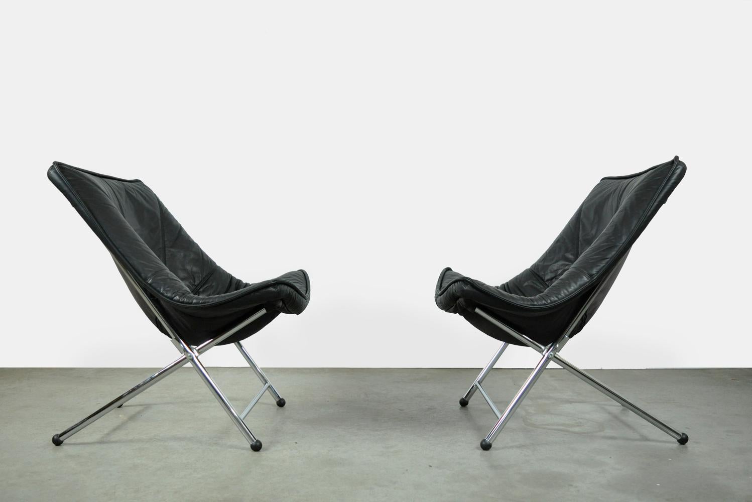 Beautiful designer armchairs designed by Teun van Zanten and produced by the Italian Molinari in the 1970s. The design classic from the Netherlands has a beautiful supple and thick quality black leather upholstery. The supple leather seat with a