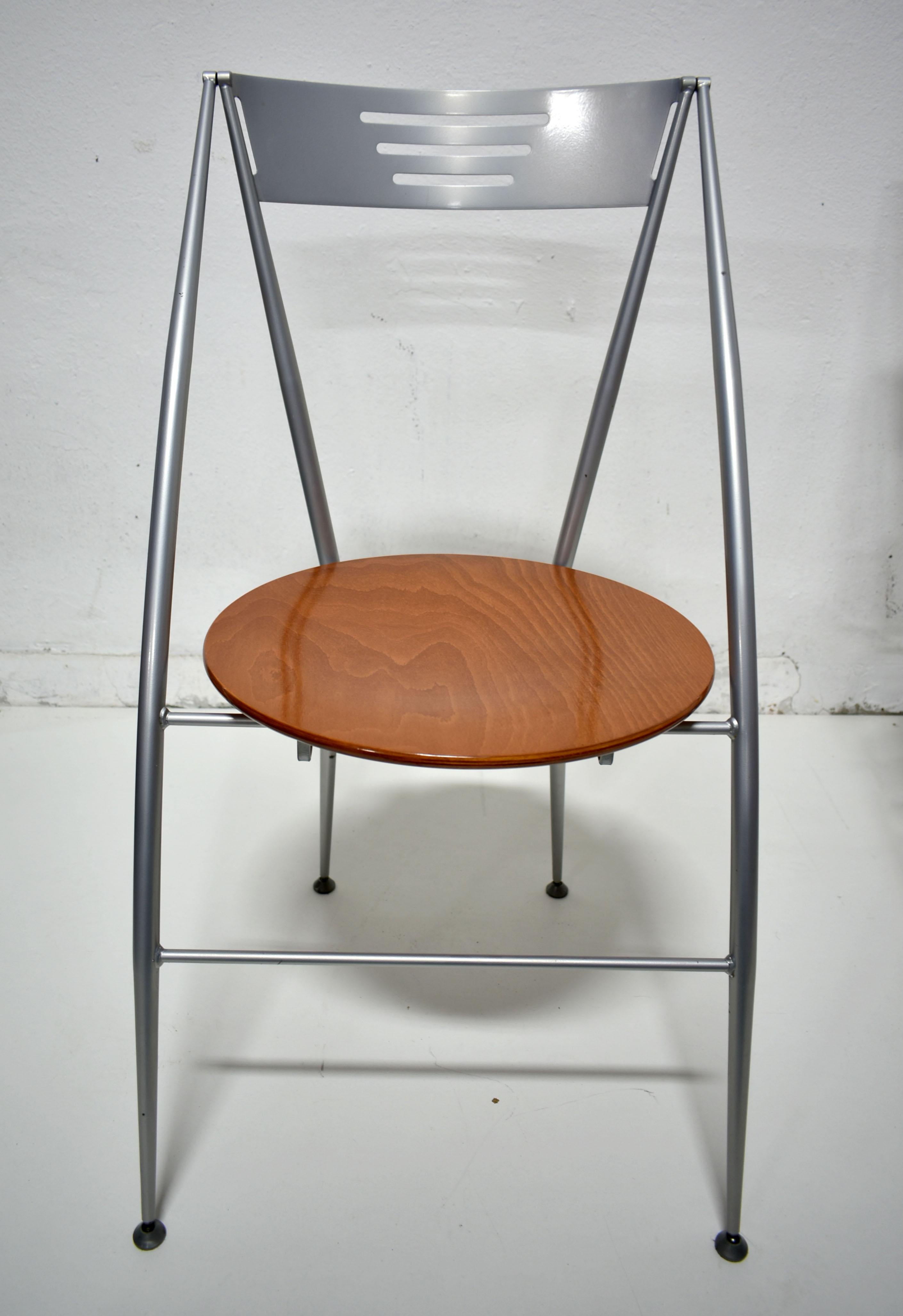 Vintage Italian designer folding dining chair produced in the 1980s by Calligaris

Very elegant postmodern design, the round-shaped seat is made of cherry wood, the frame is made of aluminum

The condition of the chair is very good vintage with