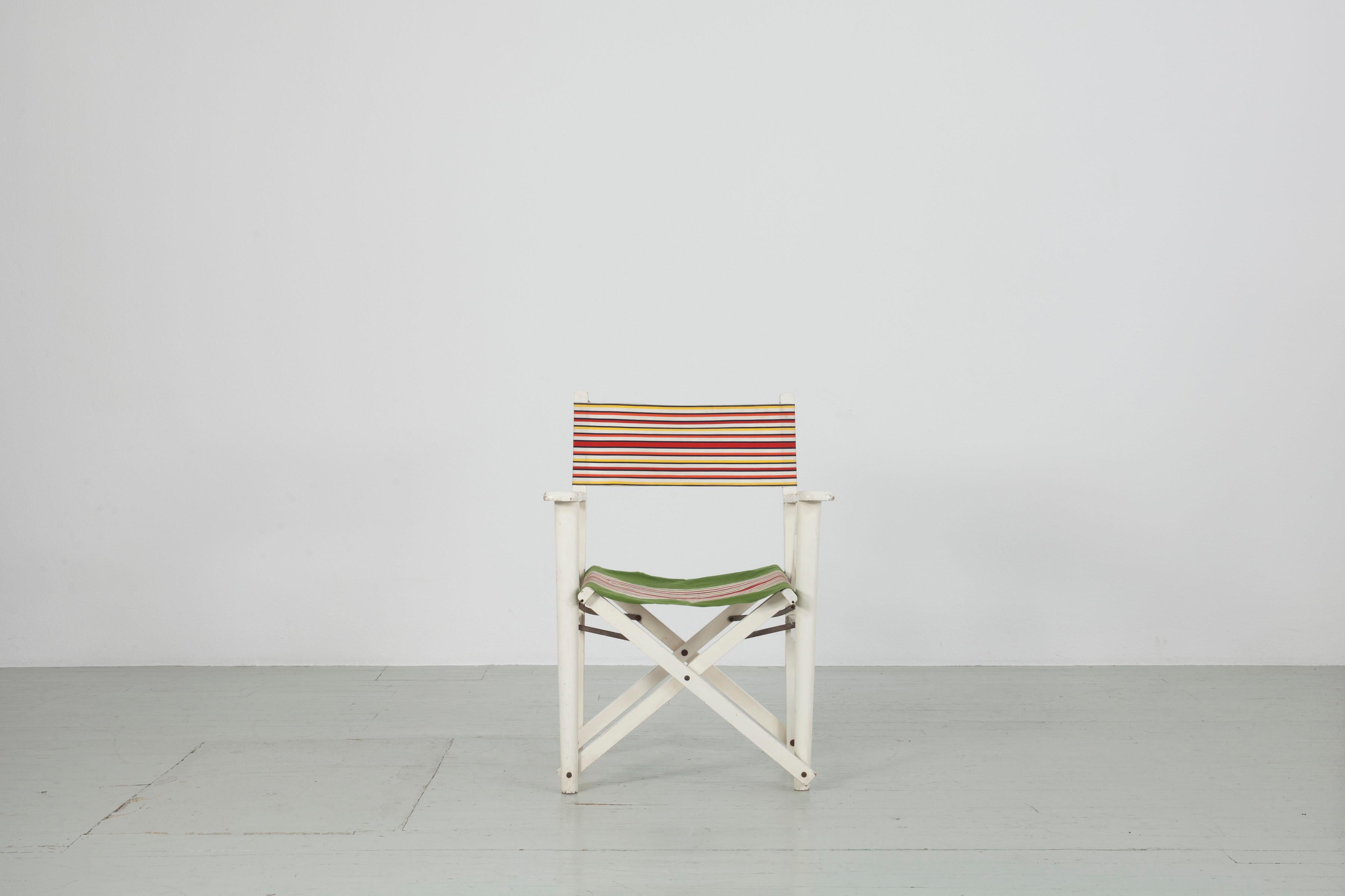 Dieser klappbare Regiestuhl wurde in den 1950er Jahren in Italien im Stil von Fratelli Reguitti hergestellt. Der Stuhl ist in gutem Zustand mit Originalpolsterung und schöner Patina durch minimales Ausbleichen. 

Zögern Sie nicht, uns für weitere