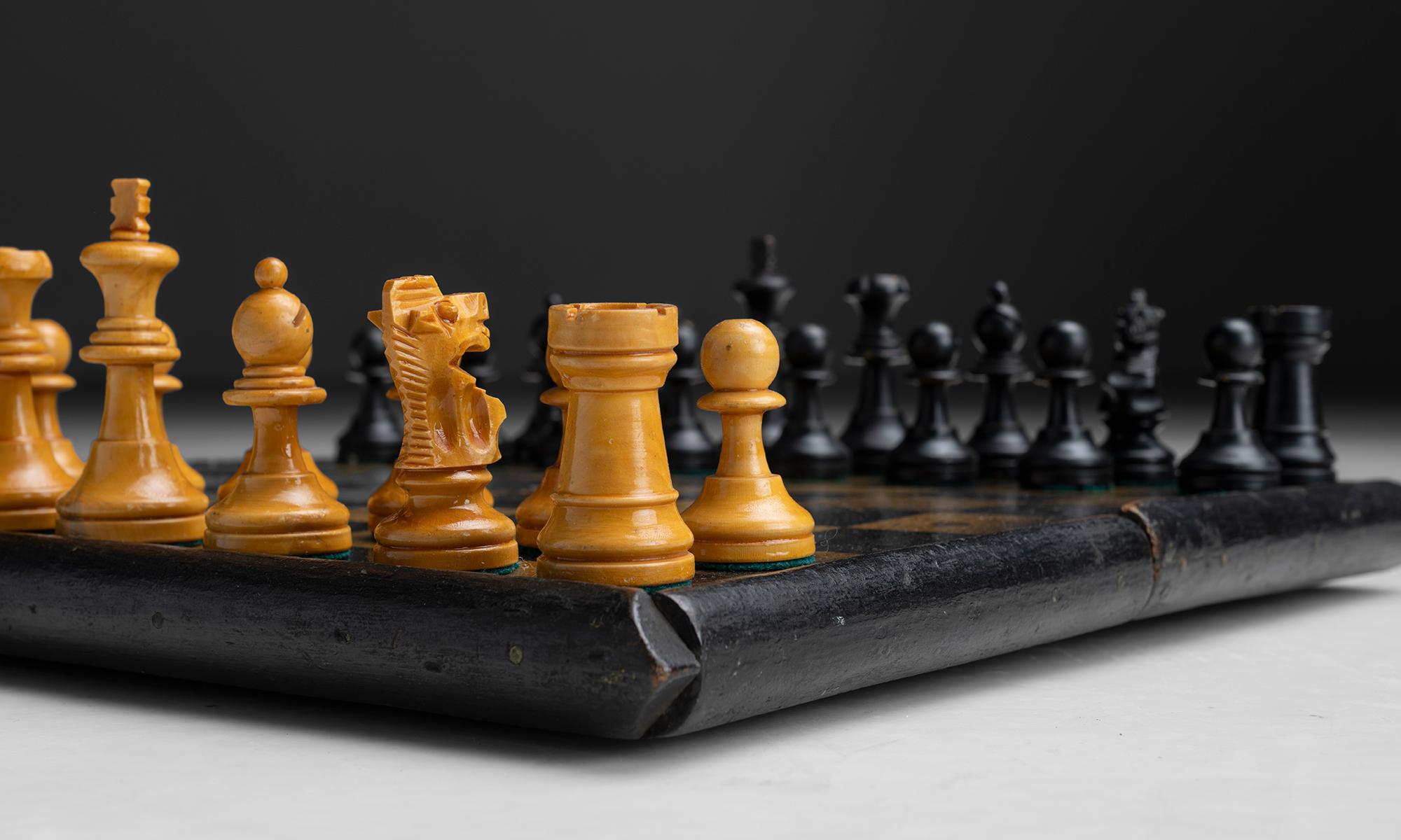 Faltbares Spielbrett im Stil der Volkskunst mit schwarzem und gelbem Schachbrettmuster und aufgesetzter Randleiste. Inklusive Schach und Schachfiguren.
15 