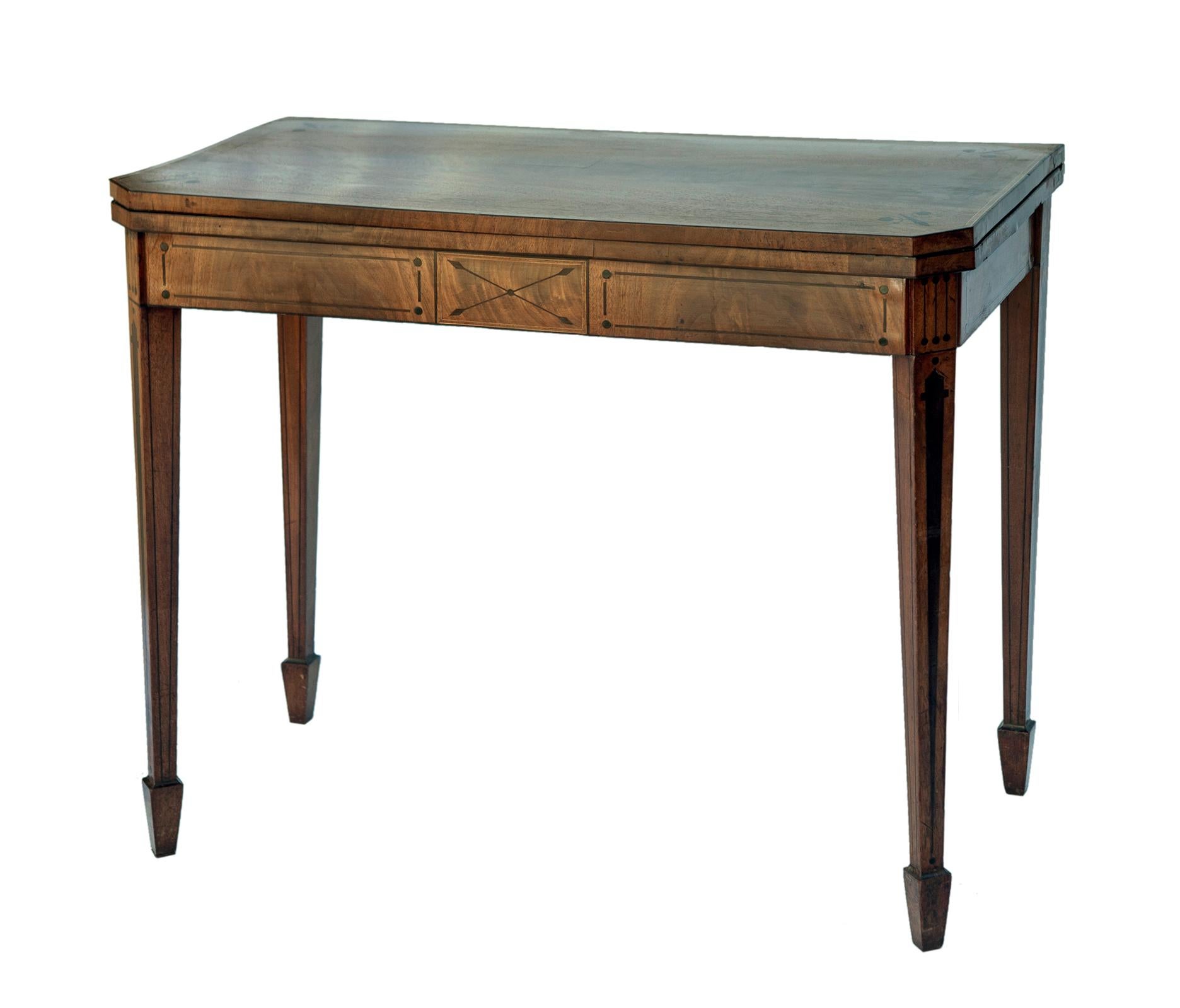 Sheraton-Revival-Kartentisch mit Intarsien, mit seltener grafischer Intarsienplatte und Ebenholzdetails. Der Tisch steht auf sich verjüngenden, eingelegten Beinen.
Die Spielfläche wurde mit echtem Leder überzogen.
Dieser Tisch hat seine