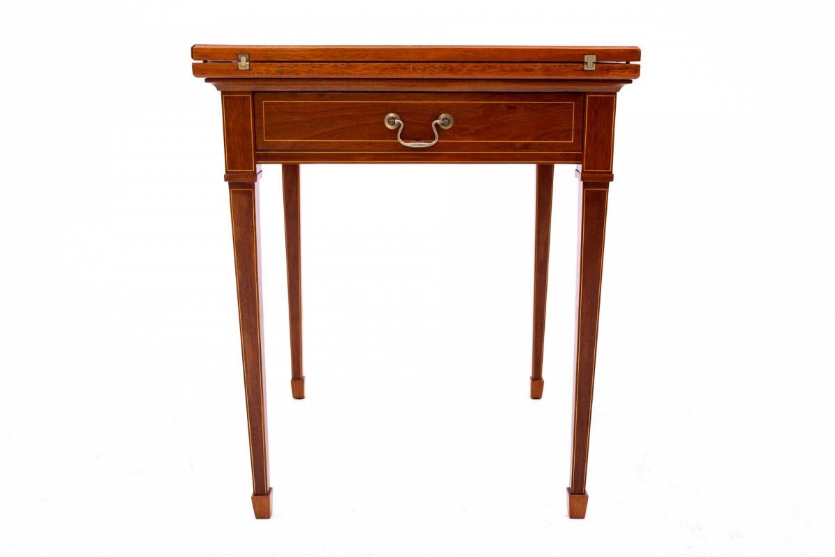 Table à jeux ancienne de la fin du 19e siècle.

Meubles en très bon état, après une rénovation professionnelle.

Dimensions : hauteur 68 cm / largeur 57 cm / profondeur 57 cm