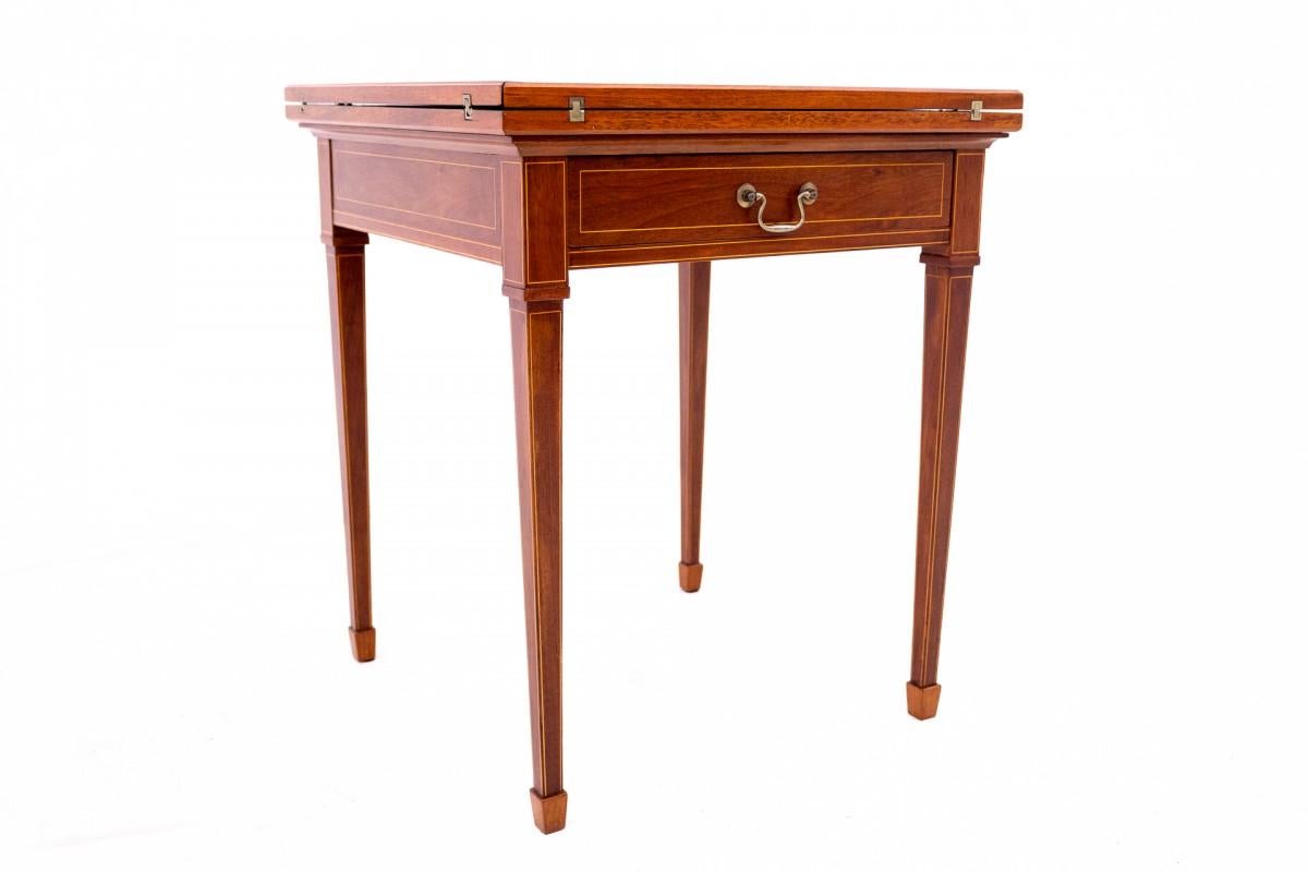 Français Table de jeu pliante, Europe occidentale, vers 1890. Antique. Après la rénovation. en vente