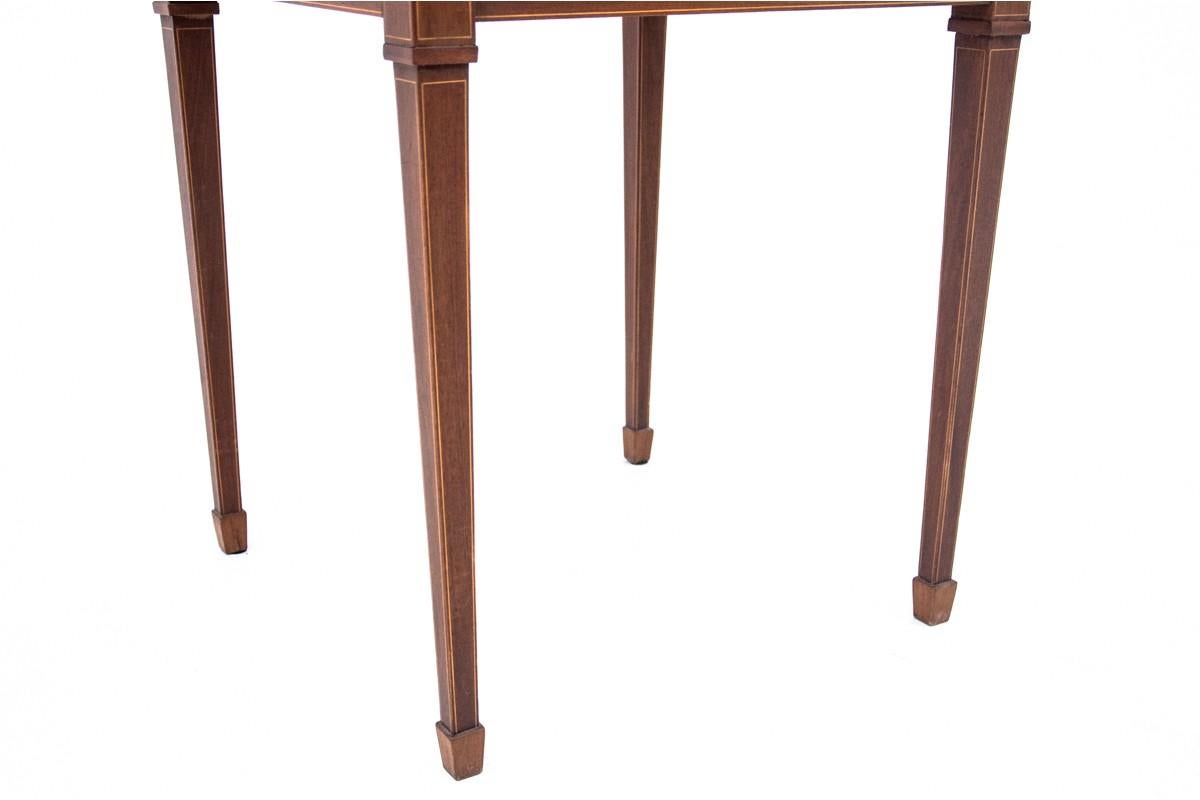 An antique game table from the beginning of the 20th century.

Dimensions: H 68 cm / W 57 cm / D. 57 cm.