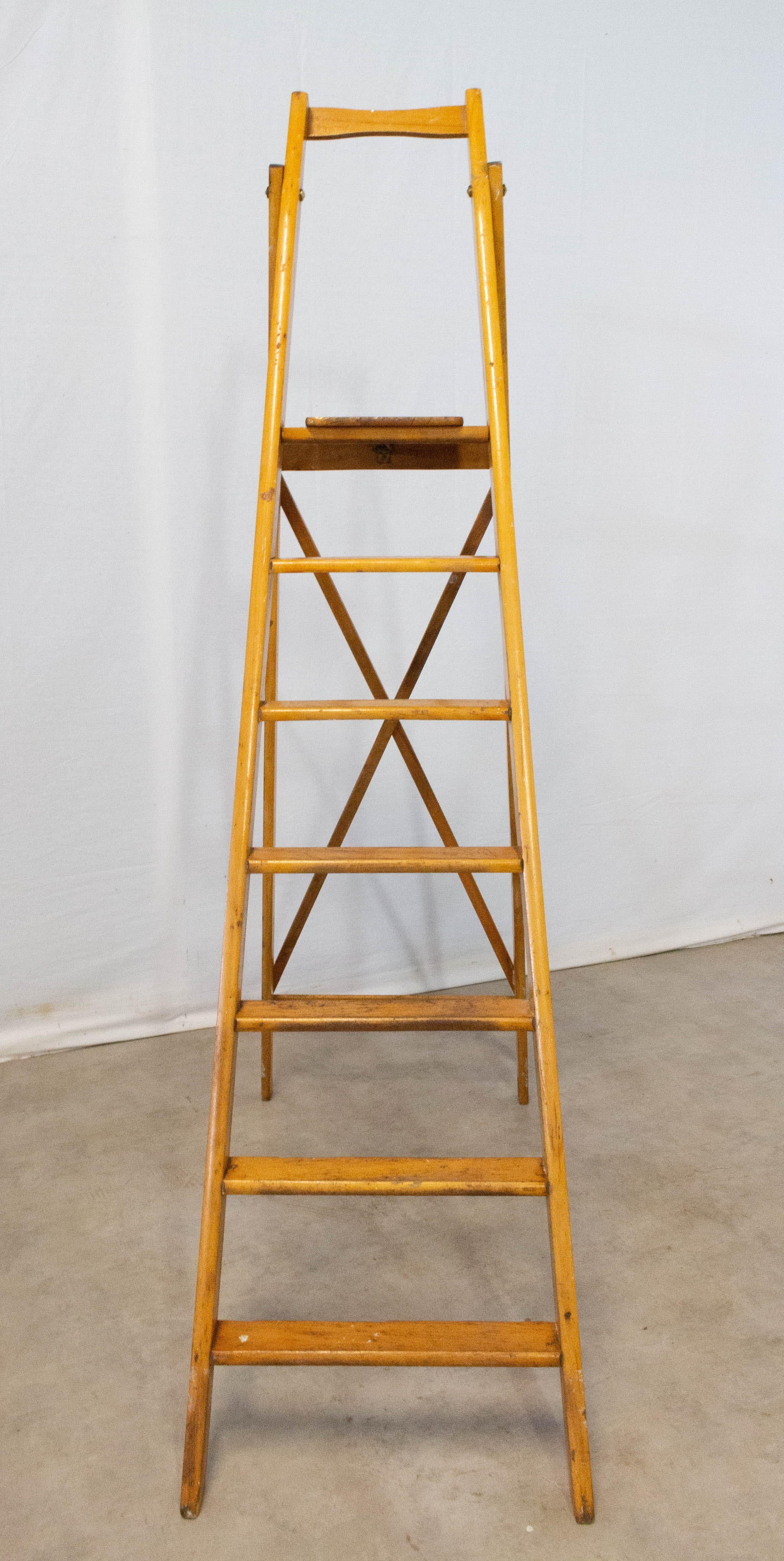 Midcentury workshop ladder or library steps, French.
Meubles de Metier 
Dimensions when folded 54 x 189 x 8 cm
Very good vintage condition.

For shipping: 54 x 189 x 8 cm 11 kg