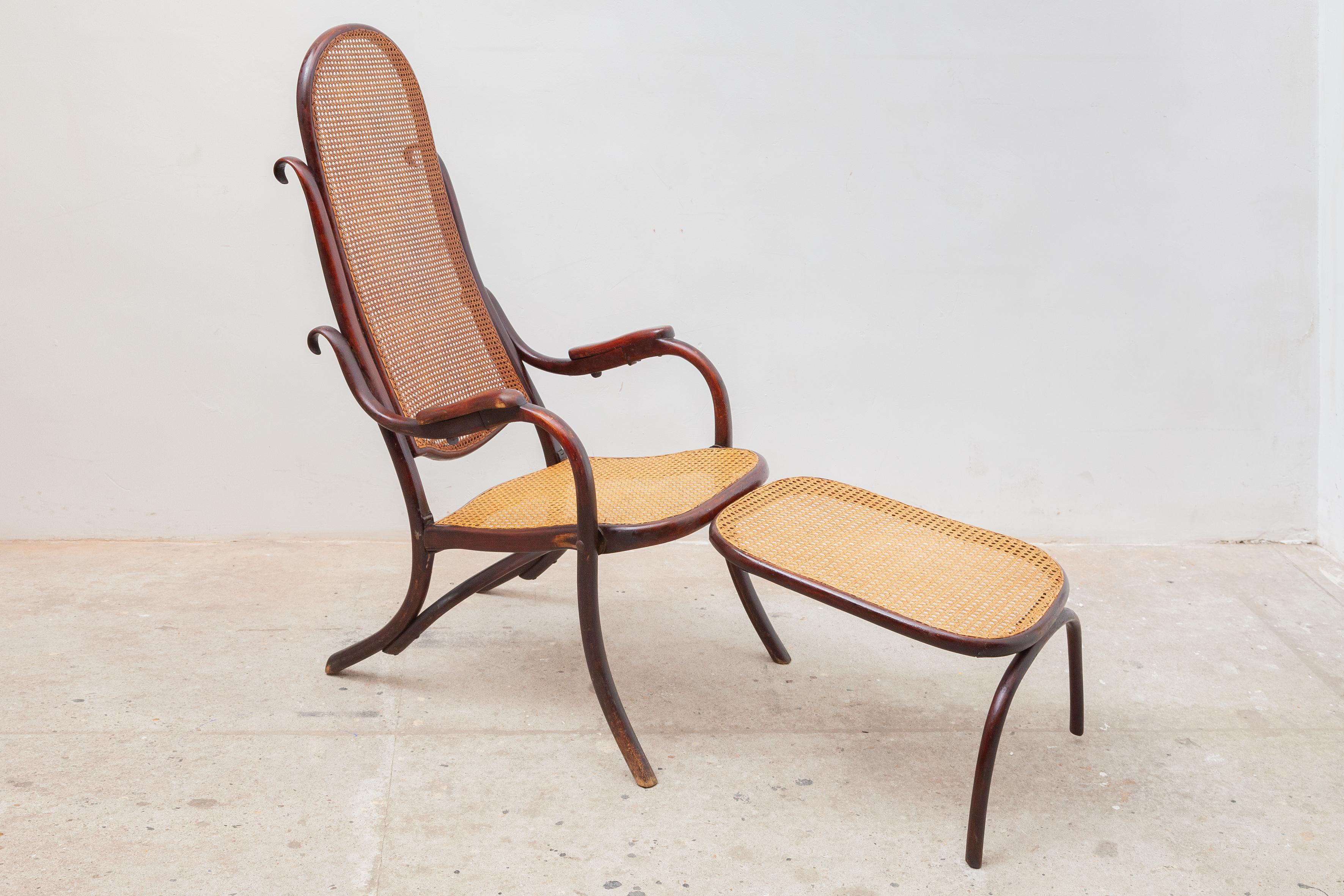 Original rare folding lounge chair in bentwood and cane from 1880 by Michael Thonet. Gebrüder Thonet, Vienna, Austria. Steam-bent beechwood and cane. 

 