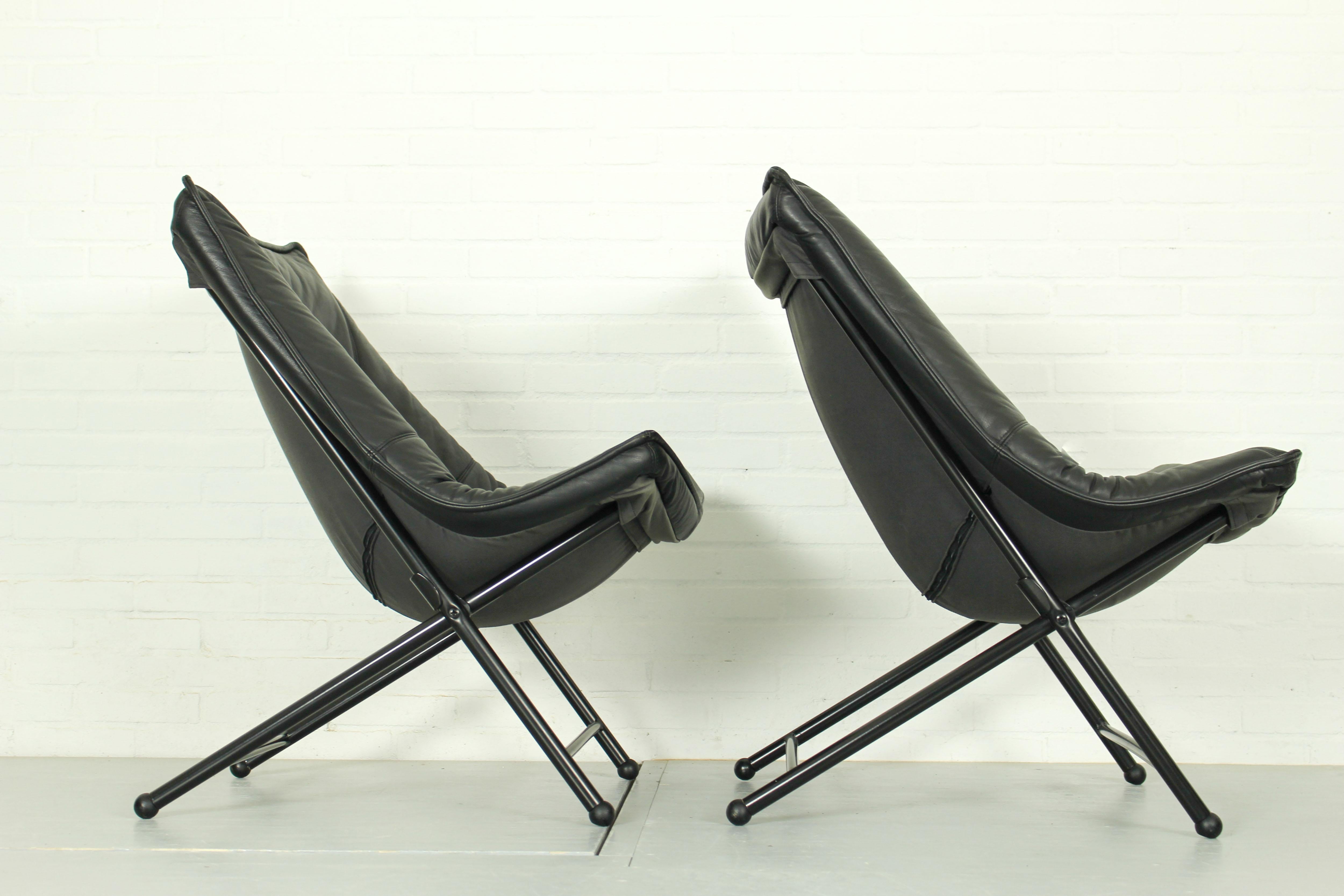 Satz von 2 Mid Century Easy Chairs, hergestellt von Teun van Zanten für Molinari in den 1970er Jahren. Die Stühle haben ein stabiles, schwarzes Rohrgestell und eine sehr bequeme, schwarze Lederpolsterung mit organischer Form. Die Stühle sind 