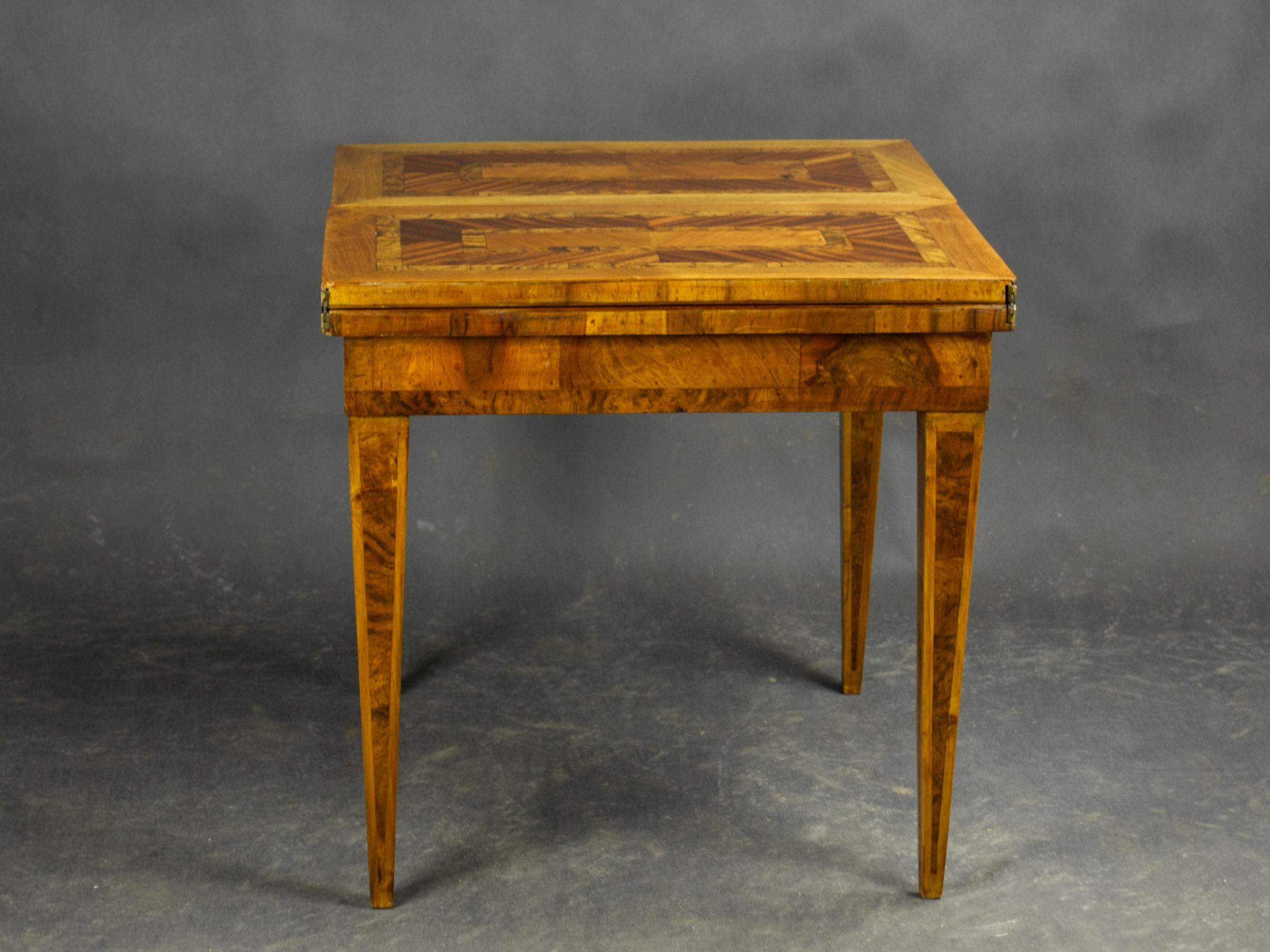 
Esta fina mesa plegable procede de Europa Central (la región austrohúngara) en el siglo XIX. Fabricado en madera maciza y ricamente decorado con marquetería geométrica, exhibe una artesanía refinada y proporciones elegantes. Las patas cónicas y los